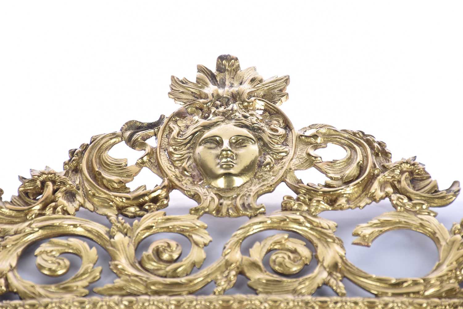 A Victorian cast and gilt brass wall mirror with Vitruvian scroll border and Athene and satyr mask - Bild 6 aus 6