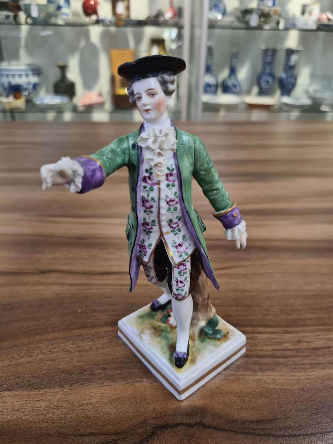 A collection of European porcelain including a pair of 18th-century lady and gallant in colourful - Bild 42 aus 69