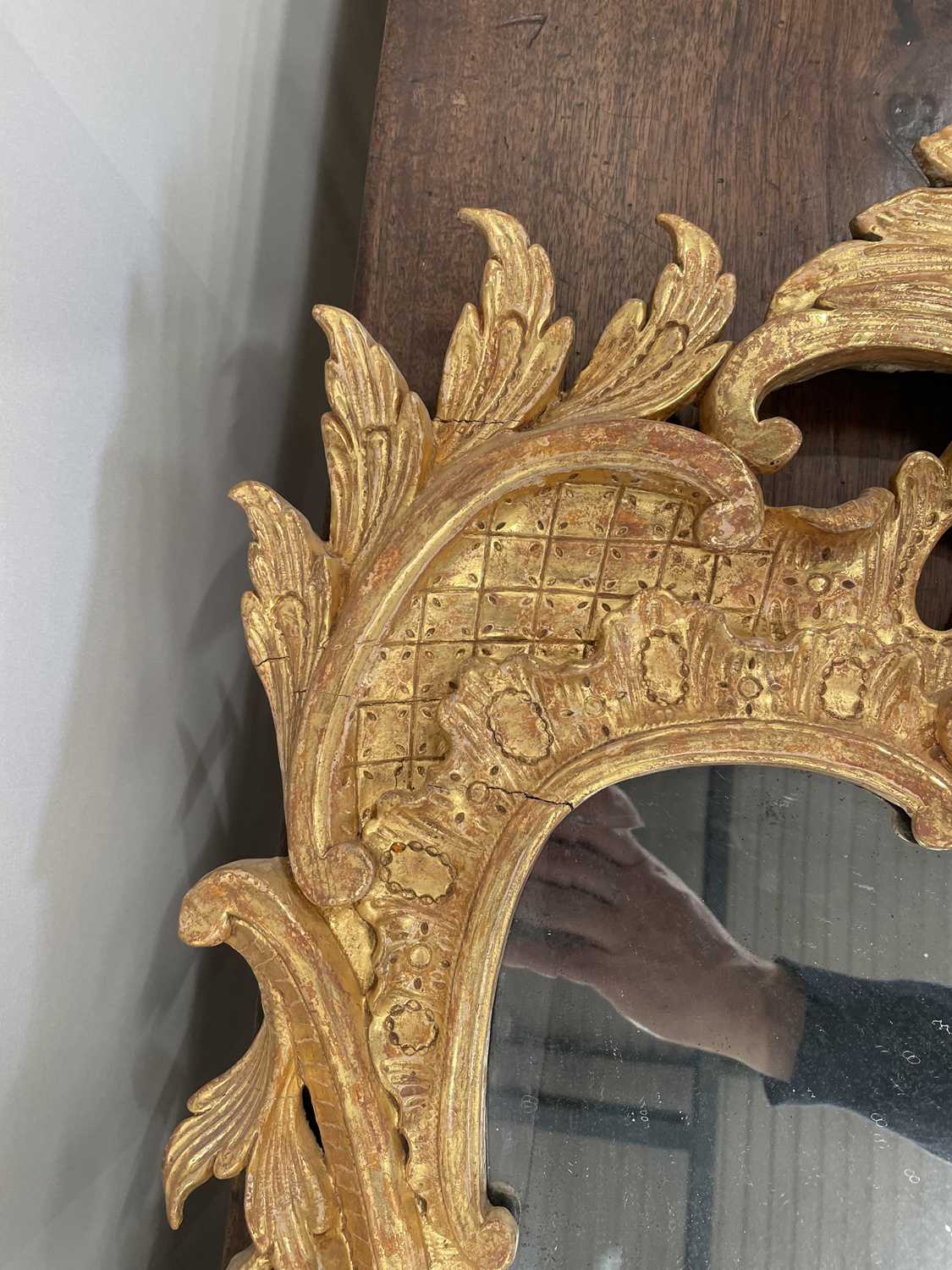 A good 18th-century carved wood and gilt gesso rectangular rococo wall mirror with overarching leafy - Bild 14 aus 28