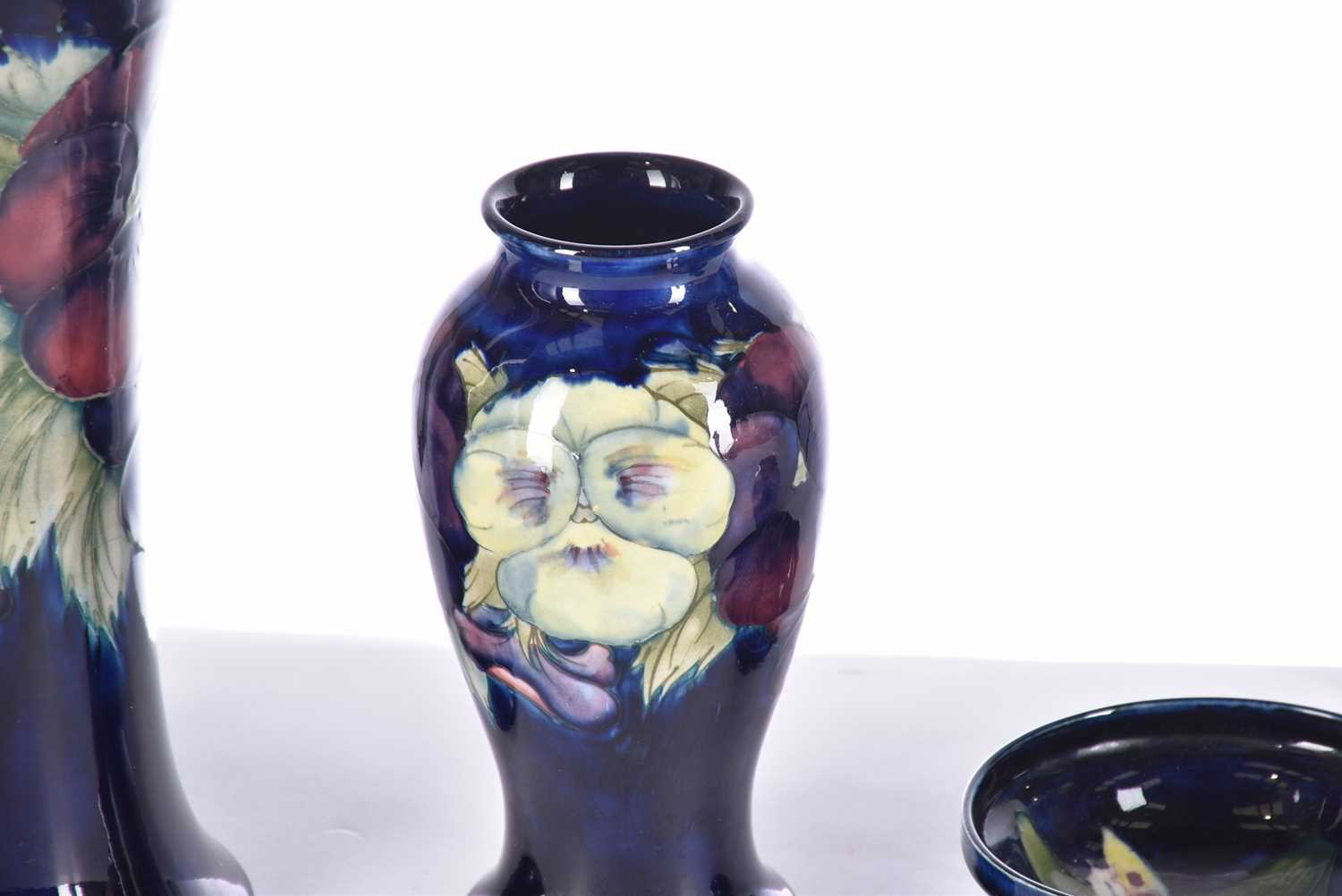 Four items of Moorcroft, comprising a large pansy vase, another smaller pansy vase, a small pedestal - Bild 9 aus 9