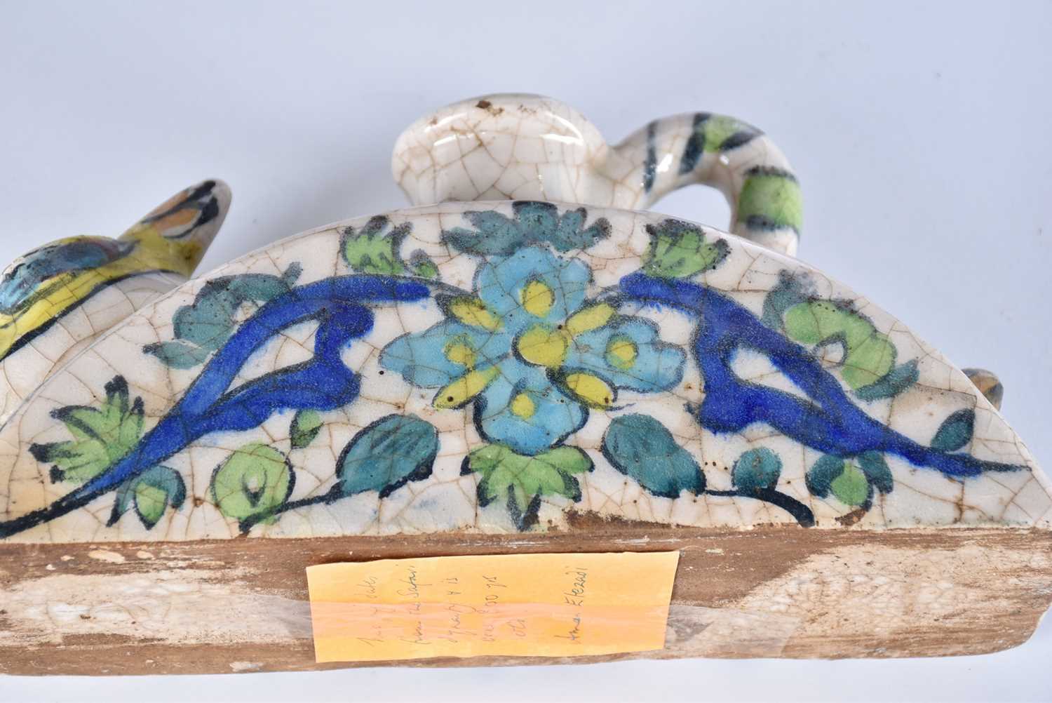 A group of five Iznik-style items consists of three tiles, the largest 25cm square, the smallest - Bild 4 aus 15
