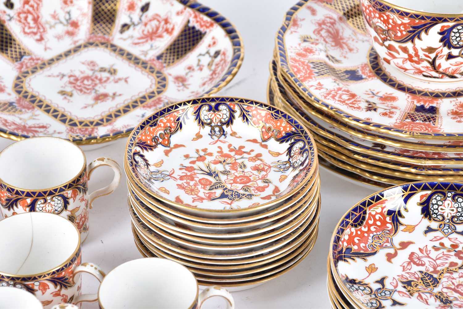 A collection of Royal Crown Derby Imari, comprising a part tea and coffee service, pattern 383, - Bild 9 aus 11