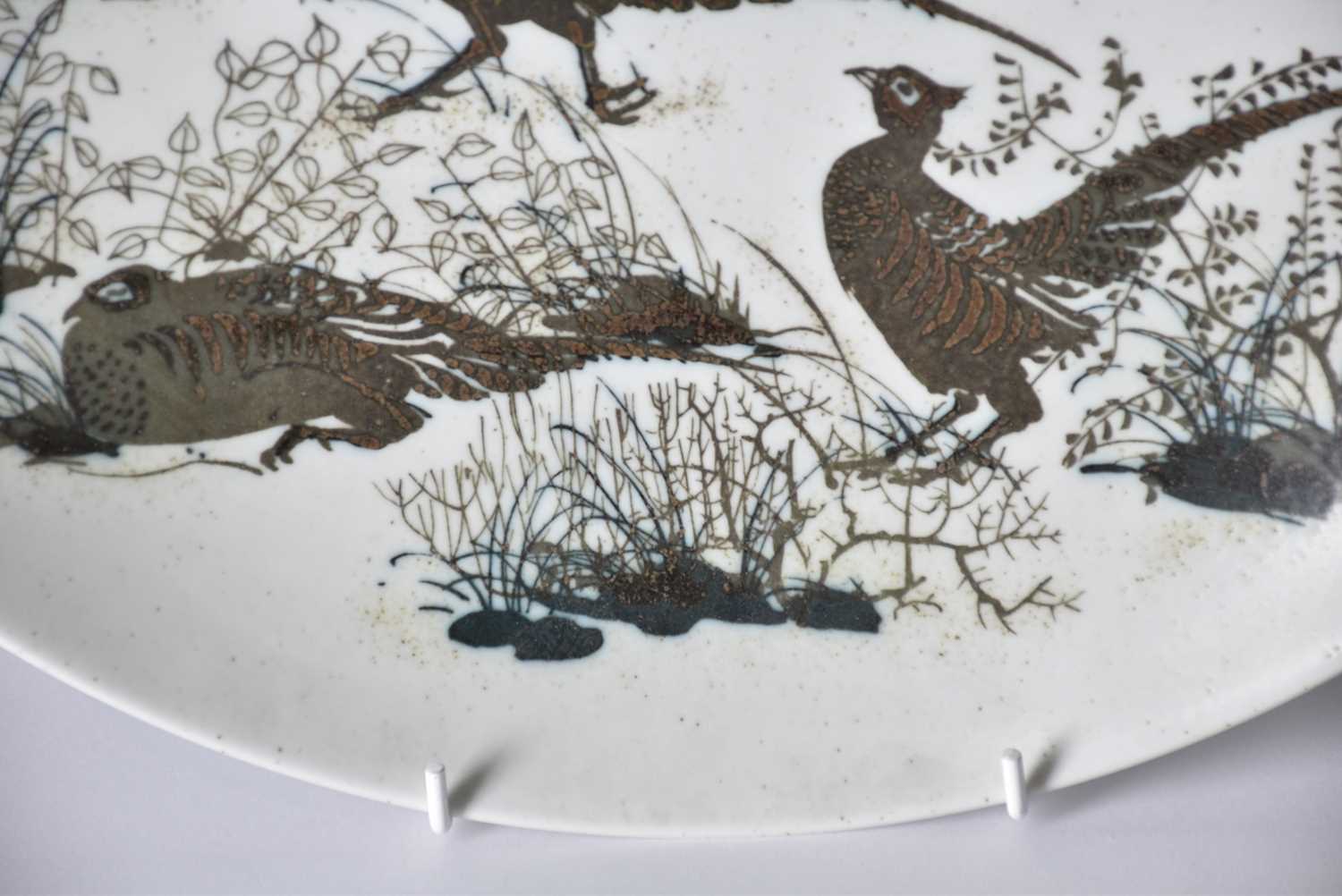 A large Royal Copenhagen No 1066-5371 aluminia faience charger decorated with pheasants, by Nils - Bild 6 aus 9
