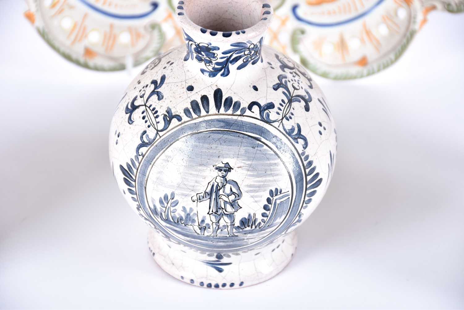 A collection of seven items of continental ceramics including a delftware vase, faience ware cat, - Bild 18 aus 20