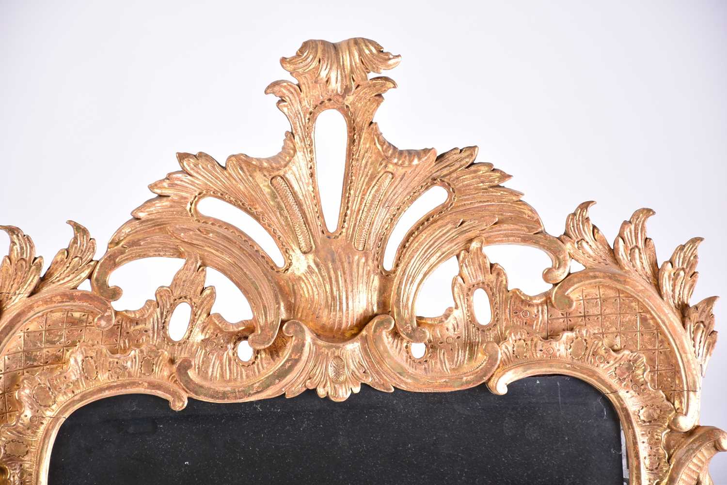 A good 18th-century carved wood and gilt gesso rectangular rococo wall mirror with overarching leafy - Bild 2 aus 28