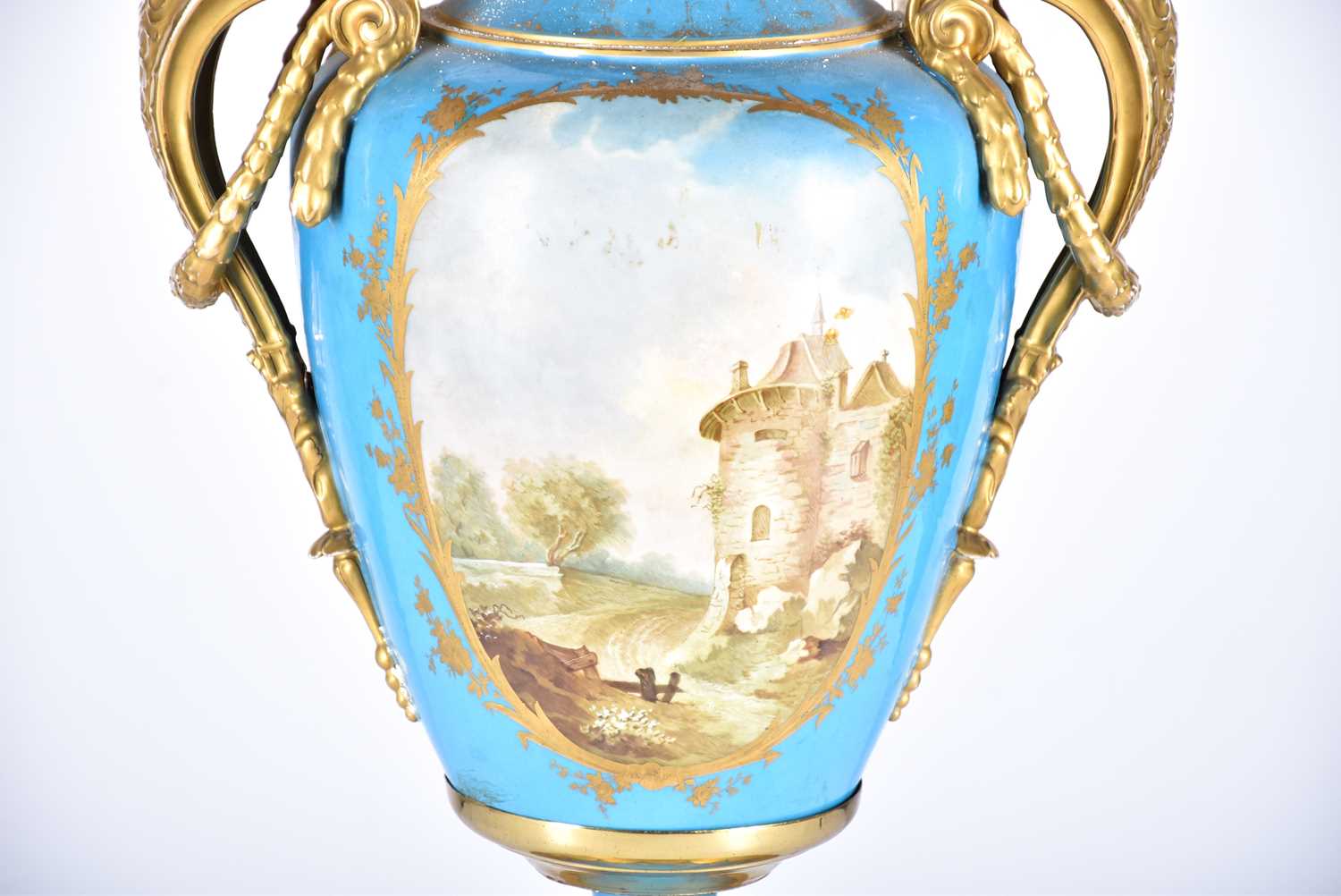 A large French porcelain vase shape table lamp, 19th century, in the Sevres style, painted with a - Bild 5 aus 7