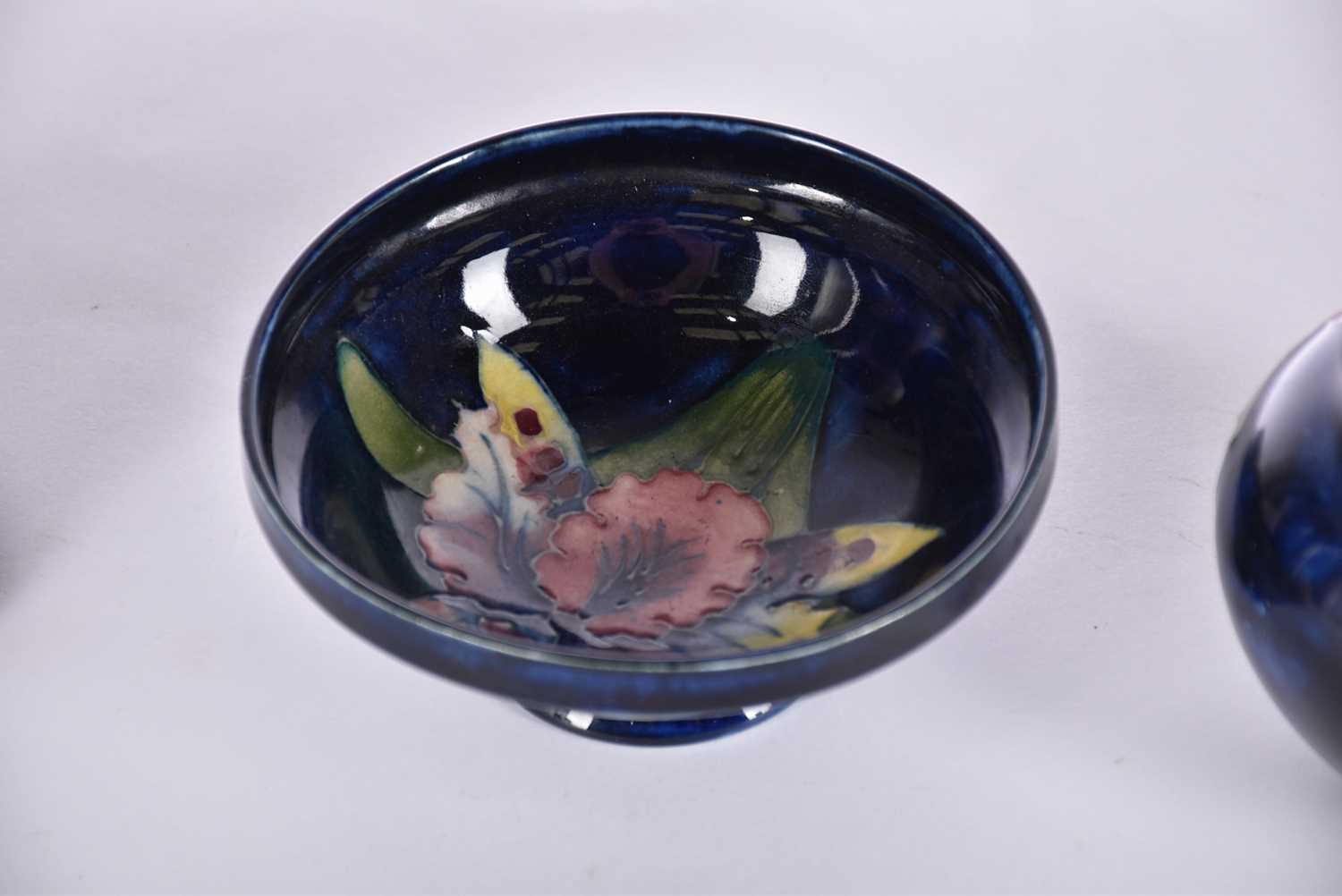 Four items of Moorcroft, comprising a large pansy vase, another smaller pansy vase, a small pedestal - Bild 3 aus 9