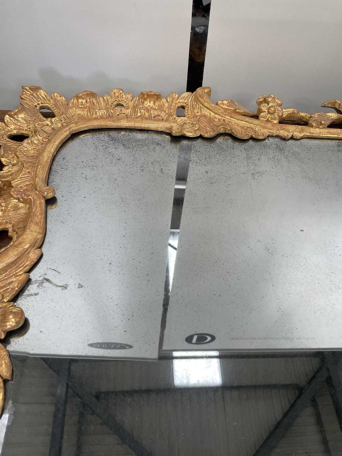 A good 18th-century carved wood and gilt gesso rectangular rococo wall mirror with overarching leafy - Bild 26 aus 28