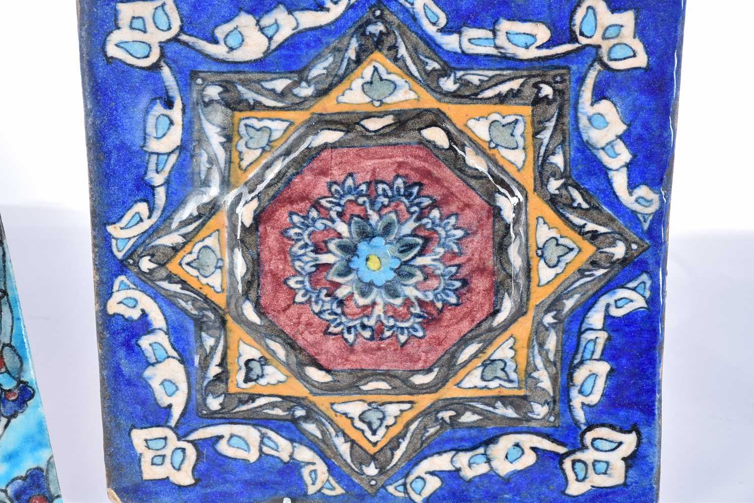 A group of five Iznik-style items consists of three tiles, the largest 25cm square, the smallest - Bild 8 aus 15