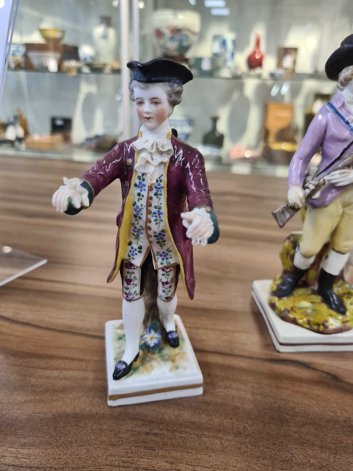 A collection of European porcelain including a pair of 18th-century lady and gallant in colourful - Bild 44 aus 69