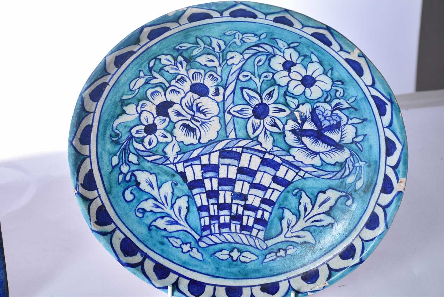 A group of five Iznik-style items consists of three tiles, the largest 25cm square, the smallest - Bild 6 aus 15