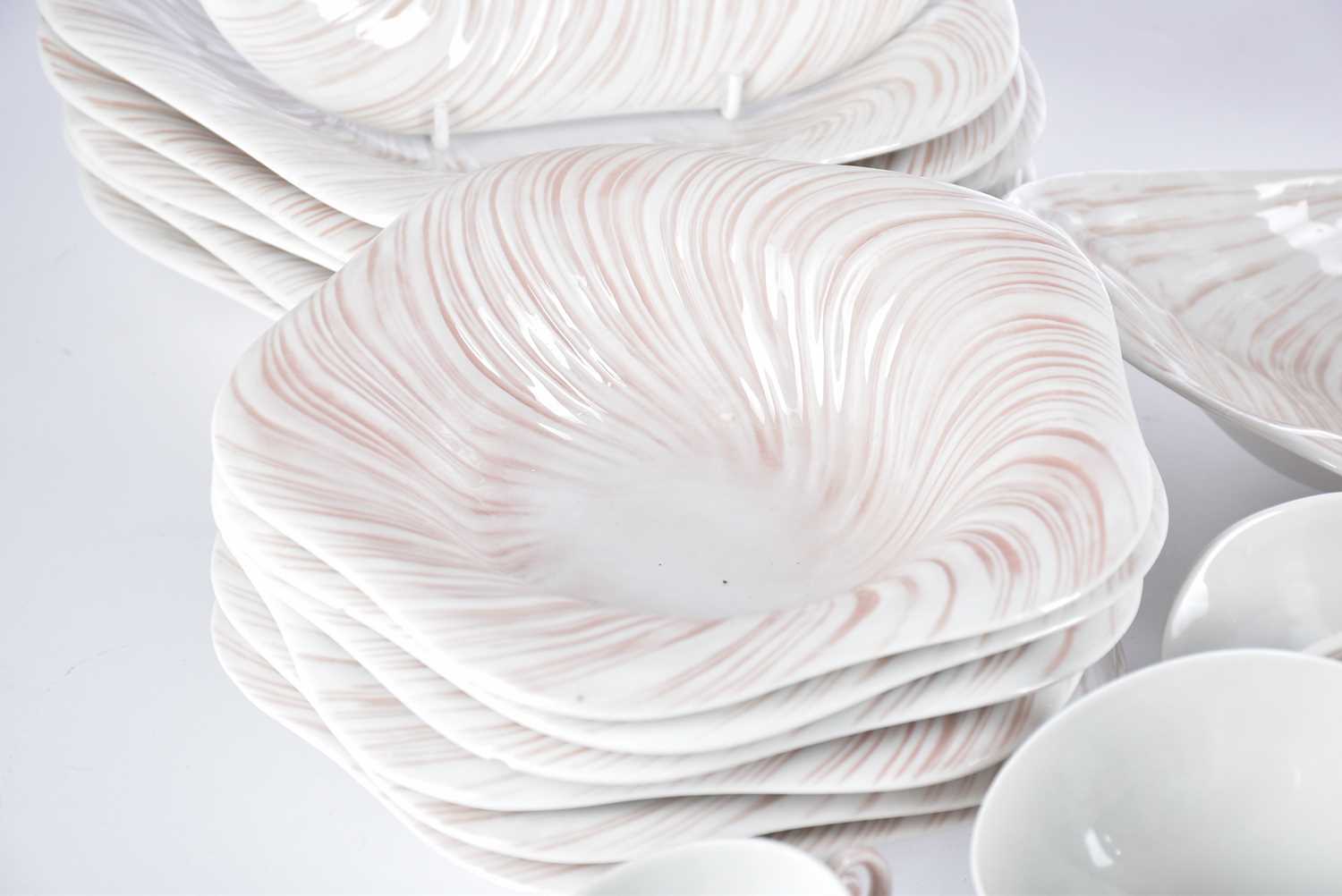 A Royal Copenhagen 49-piece pink Triton pattern coffee & dinner service by Arje Griegst. - Bild 7 aus 12