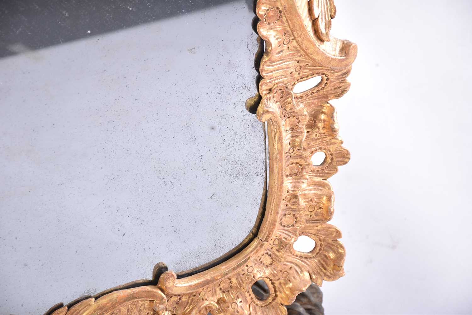 A good 18th-century carved wood and gilt gesso rectangular rococo wall mirror with overarching leafy - Bild 5 aus 28