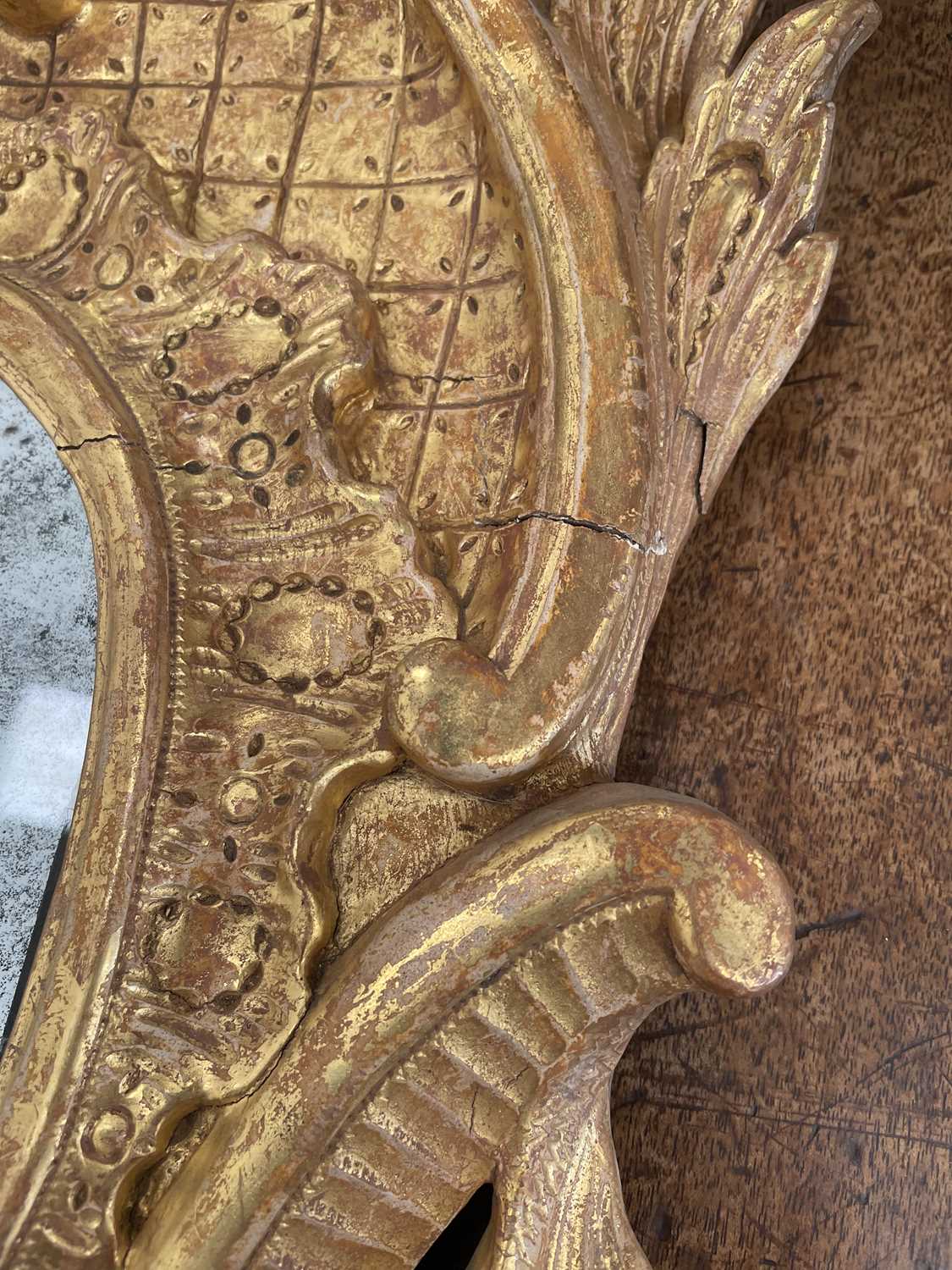 A good 18th-century carved wood and gilt gesso rectangular rococo wall mirror with overarching leafy - Bild 16 aus 28