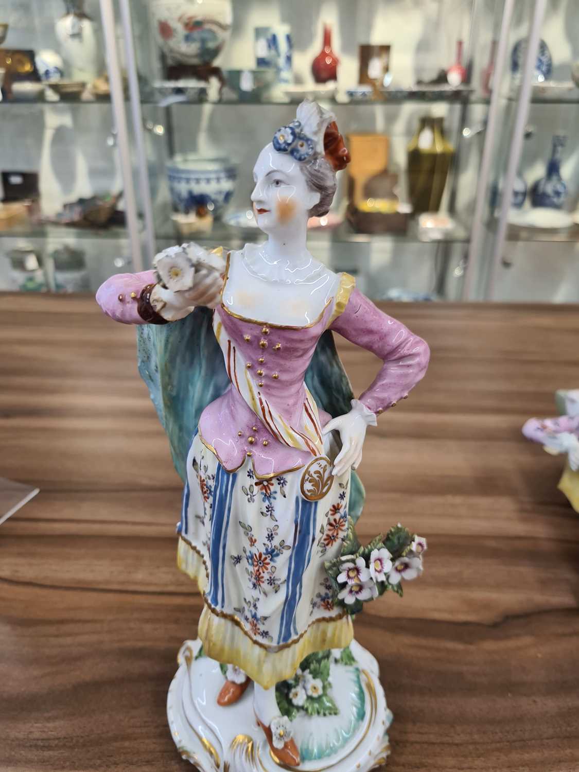 A collection of European porcelain including a pair of 18th-century lady and gallant in colourful - Bild 25 aus 69