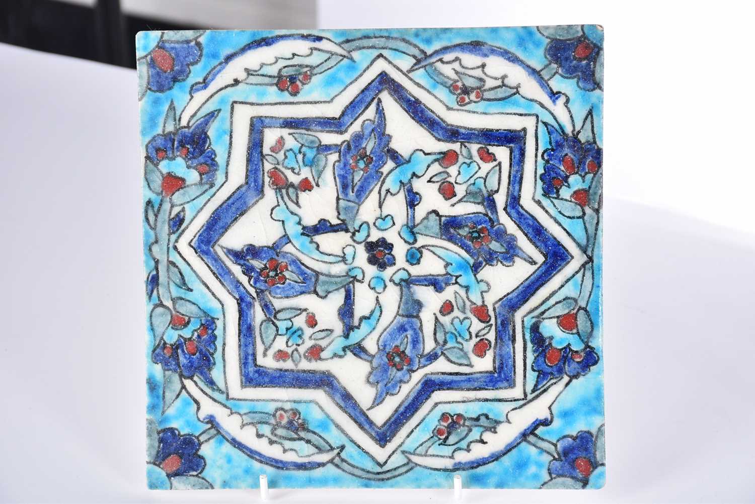 A group of five Iznik-style items consists of three tiles, the largest 25cm square, the smallest - Bild 13 aus 15