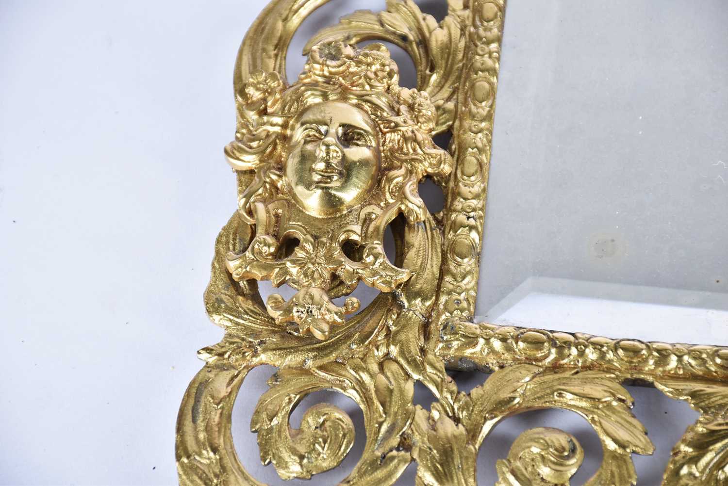 A Victorian cast and gilt brass wall mirror with Vitruvian scroll border and Athene and satyr mask - Bild 4 aus 6