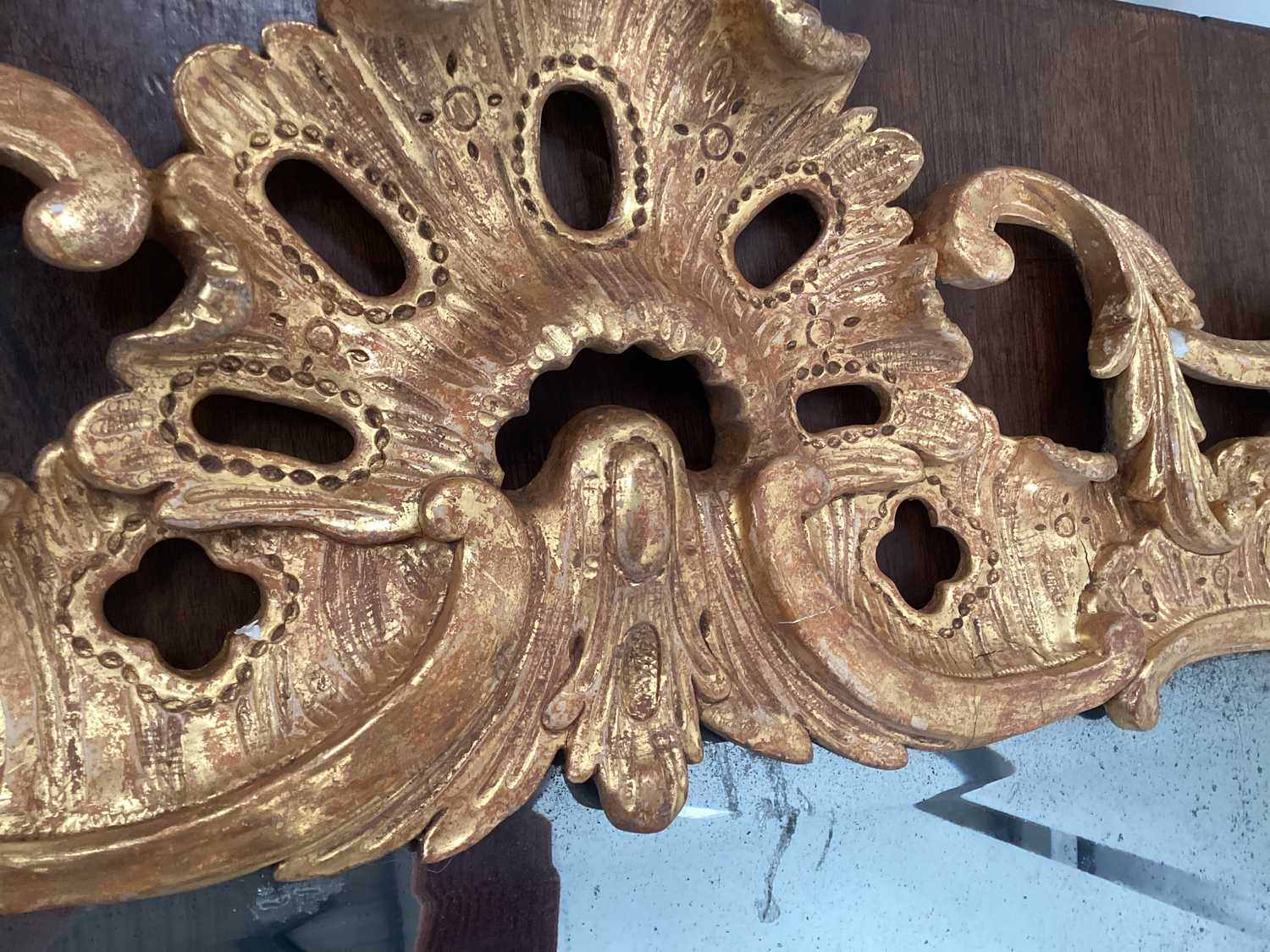 A good 18th-century carved wood and gilt gesso rectangular rococo wall mirror with overarching leafy - Bild 28 aus 28