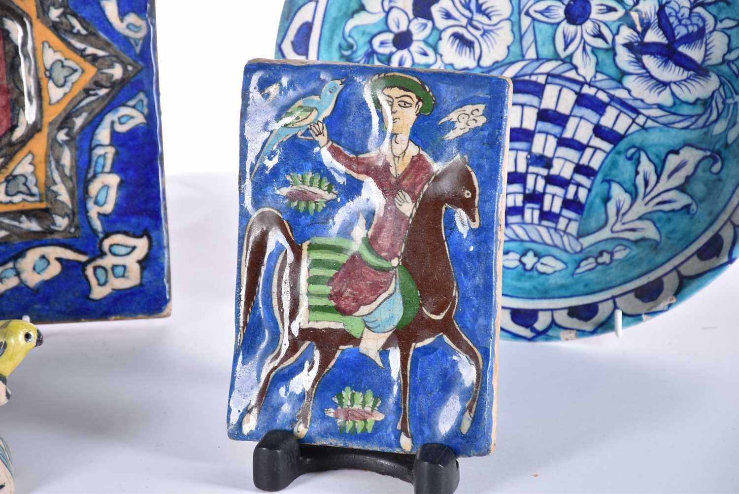 A group of five Iznik-style items consists of three tiles, the largest 25cm square, the smallest - Bild 2 aus 15