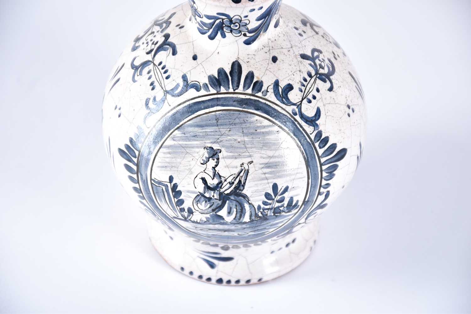 A collection of seven items of continental ceramics including a delftware vase, faience ware cat, - Bild 11 aus 20