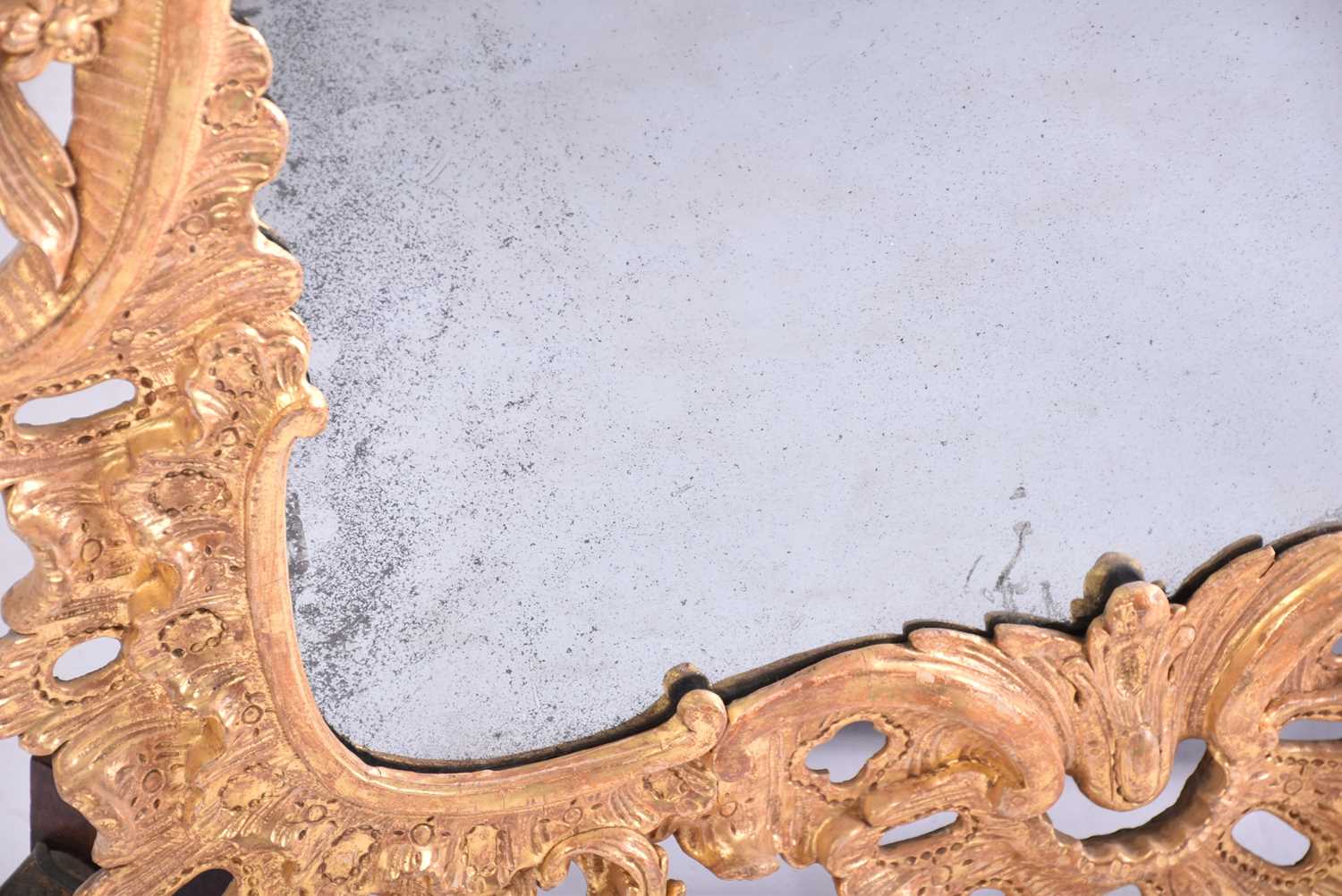 A good 18th-century carved wood and gilt gesso rectangular rococo wall mirror with overarching leafy - Bild 8 aus 28