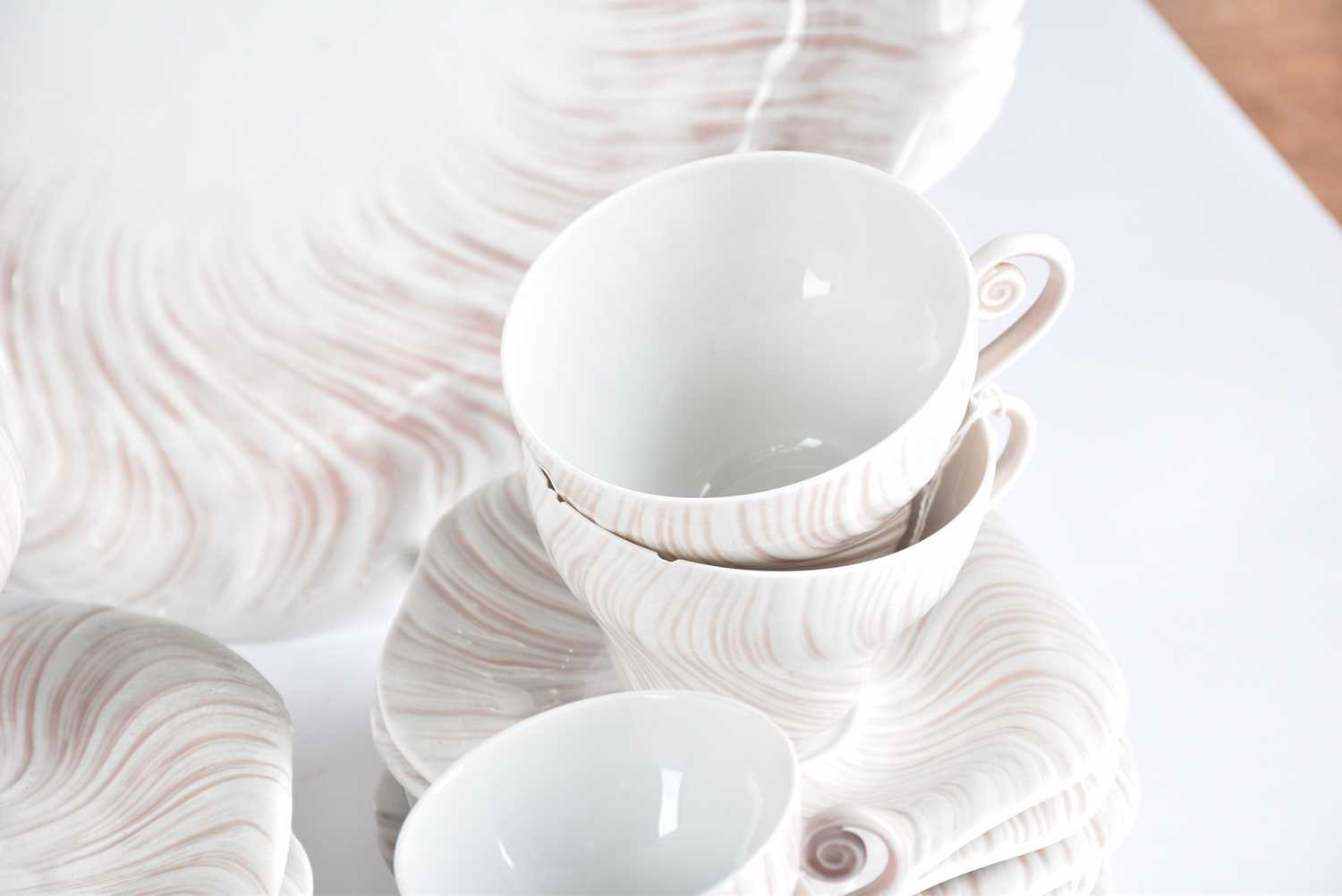 A Royal Copenhagen 49-piece pink Triton pattern coffee & dinner service by Arje Griegst. - Bild 4 aus 12