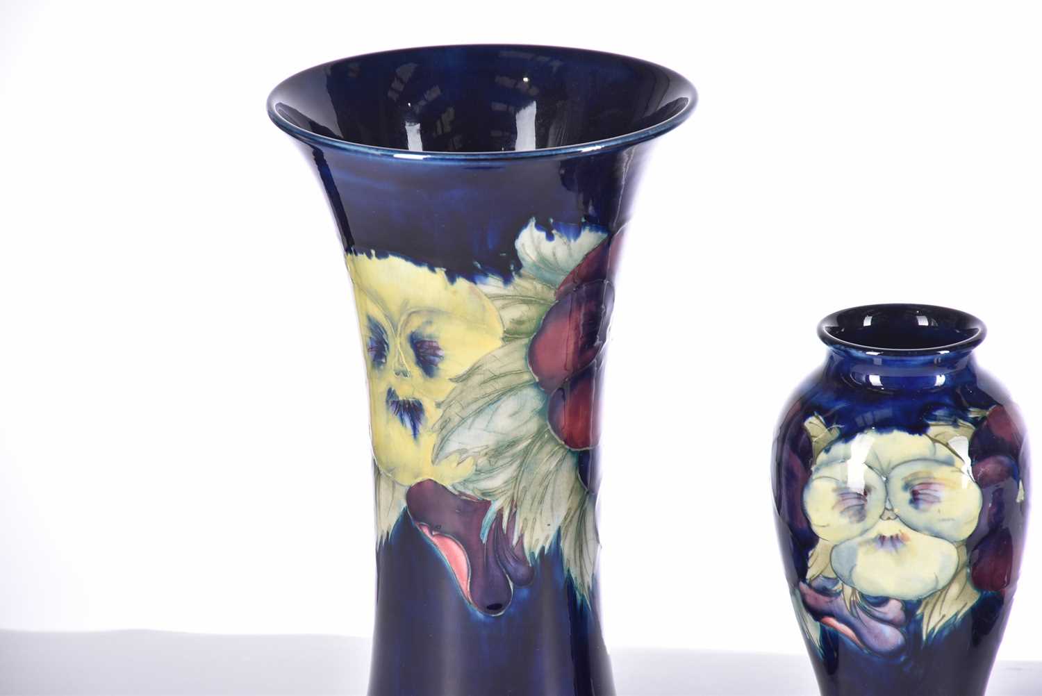 Four items of Moorcroft, comprising a large pansy vase, another smaller pansy vase, a small pedestal - Bild 2 aus 9