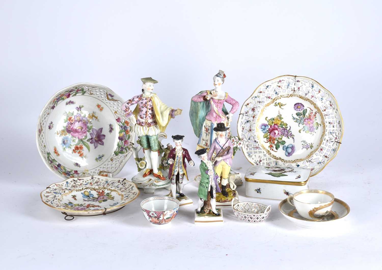 A collection of European porcelain including a pair of 18th-century lady and gallant in colourful - Bild 12 aus 69