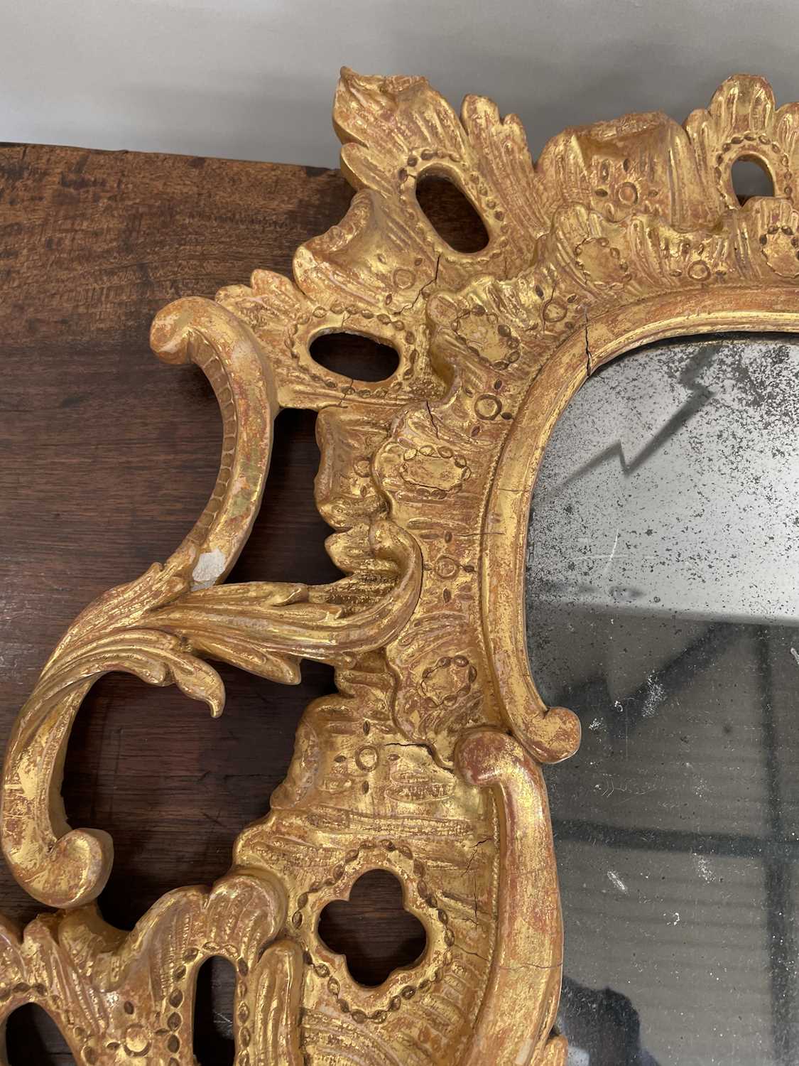 A good 18th-century carved wood and gilt gesso rectangular rococo wall mirror with overarching leafy - Bild 27 aus 28