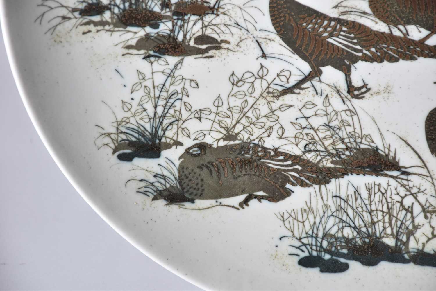 A large Royal Copenhagen No 1066-5371 aluminia faience charger decorated with pheasants, by Nils - Bild 8 aus 9