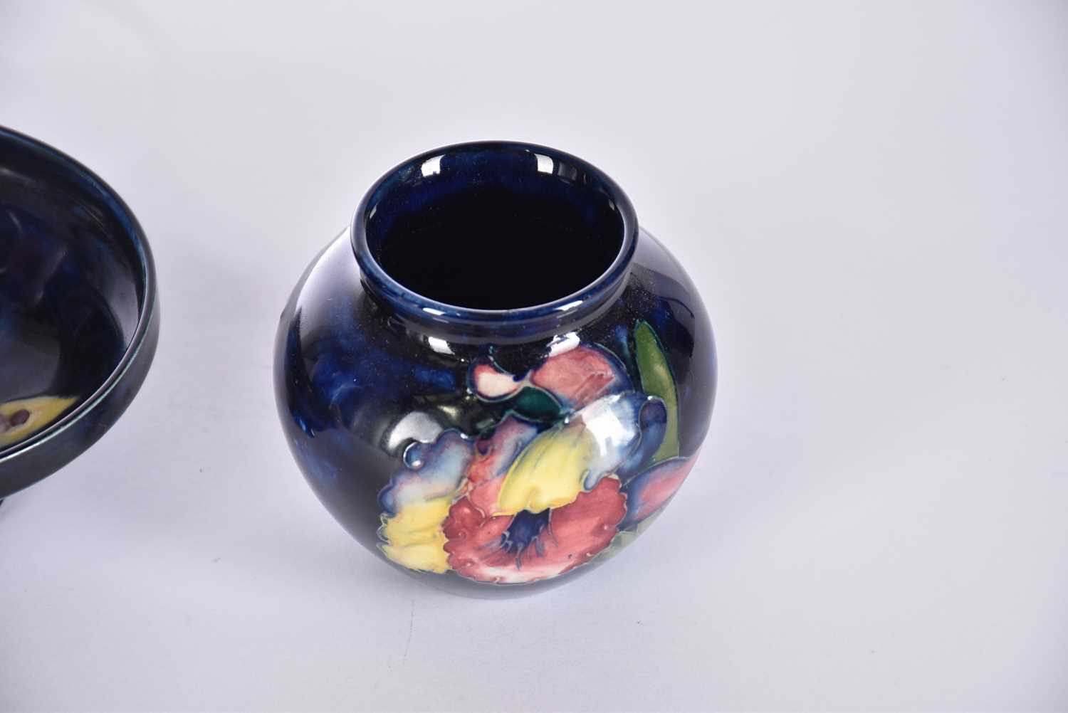 Four items of Moorcroft, comprising a large pansy vase, another smaller pansy vase, a small pedestal - Bild 8 aus 9