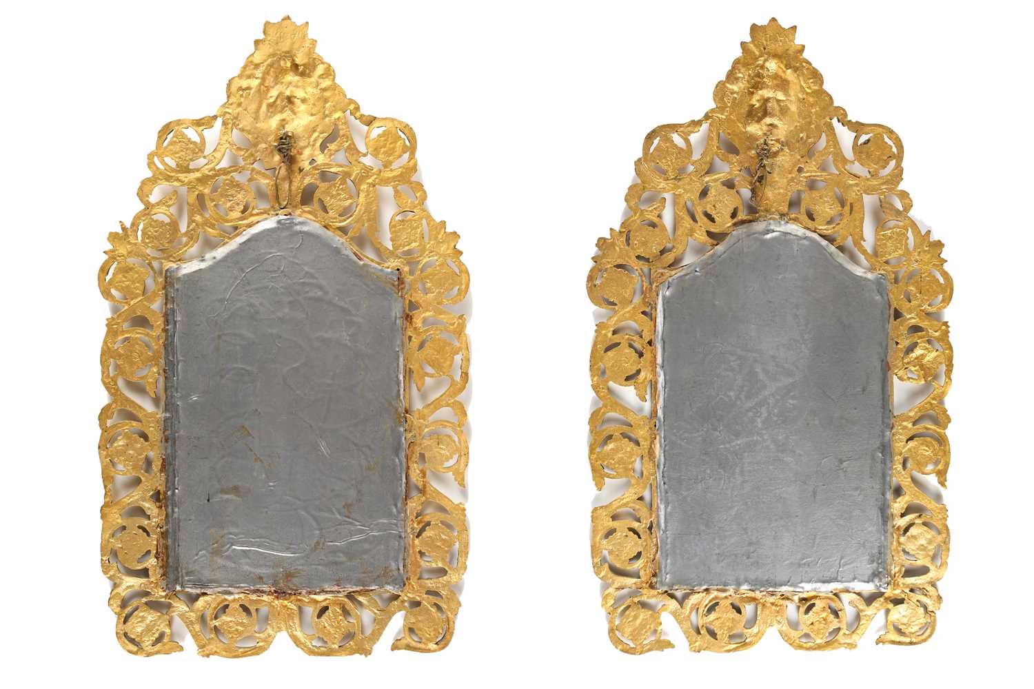 A pair of Victorian gilt brass arched wall mirrors, each cast with the mask of Zuess to their - Bild 2 aus 2