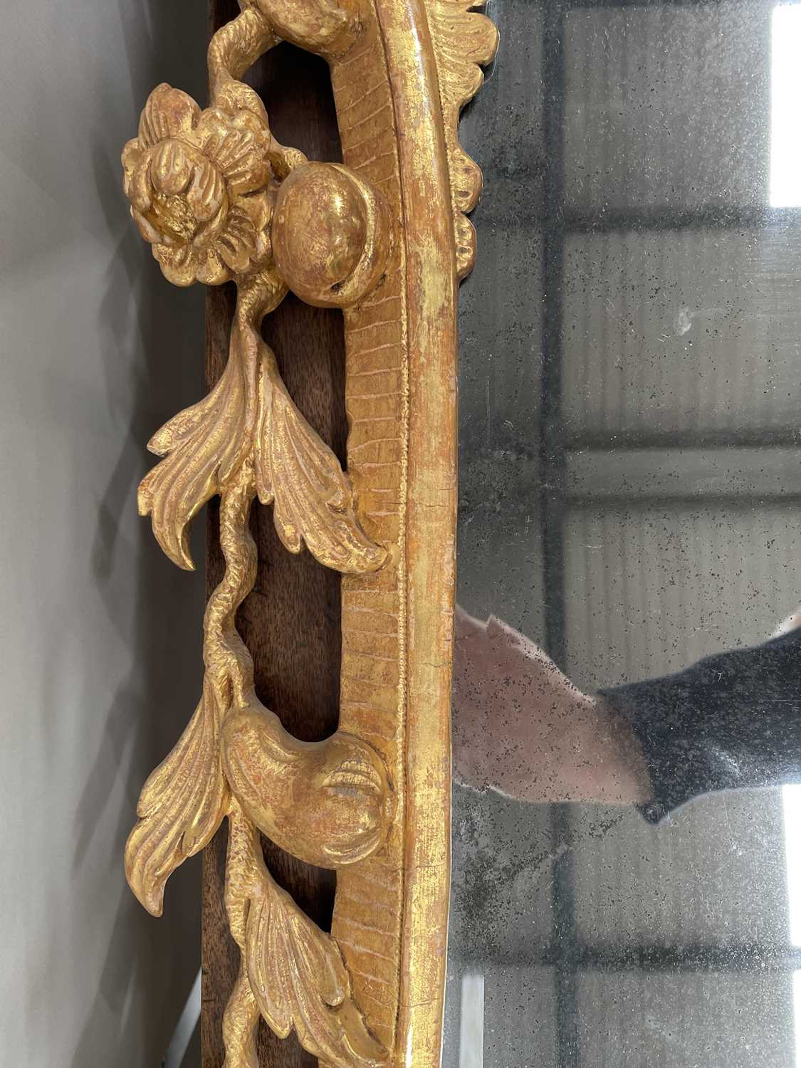 A good 18th-century carved wood and gilt gesso rectangular rococo wall mirror with overarching leafy - Bild 13 aus 28