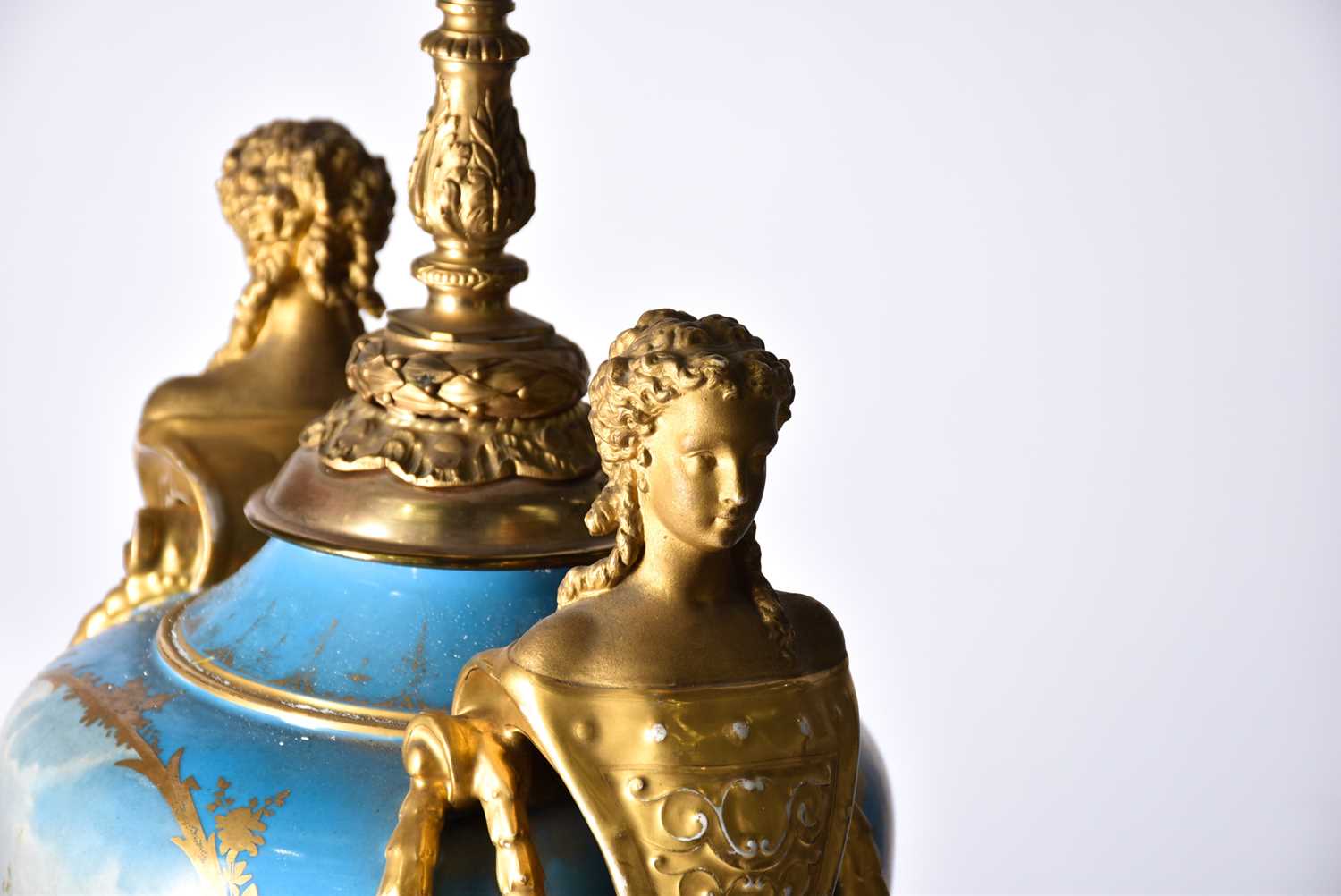 A large French porcelain vase shape table lamp, 19th century, in the Sevres style, painted with a - Bild 6 aus 7