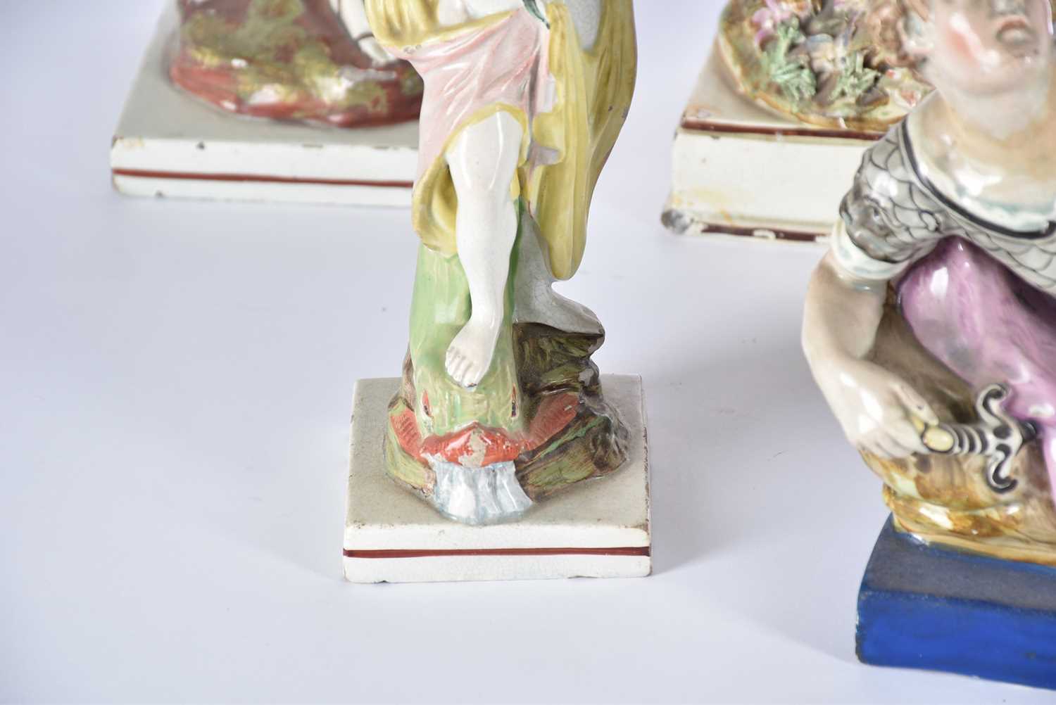 A collection of early 19th century Staffordshire pearlware figures, including an Enoch Wood figure - Bild 4 aus 31