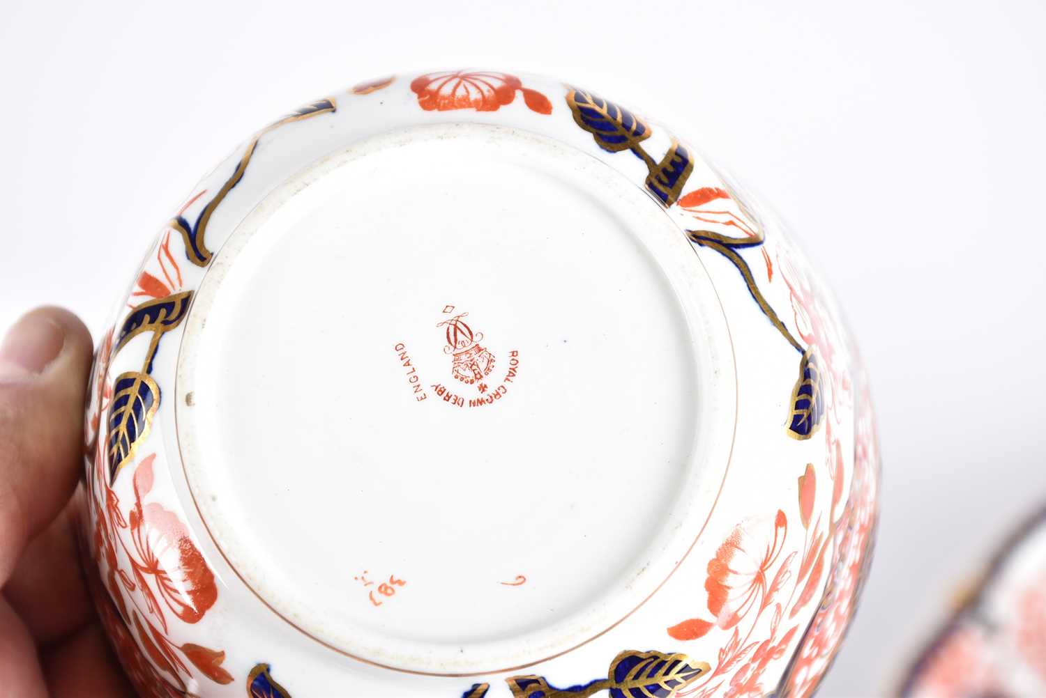 A collection of Royal Crown Derby Imari, comprising a part tea and coffee service, pattern 383, - Bild 7 aus 11
