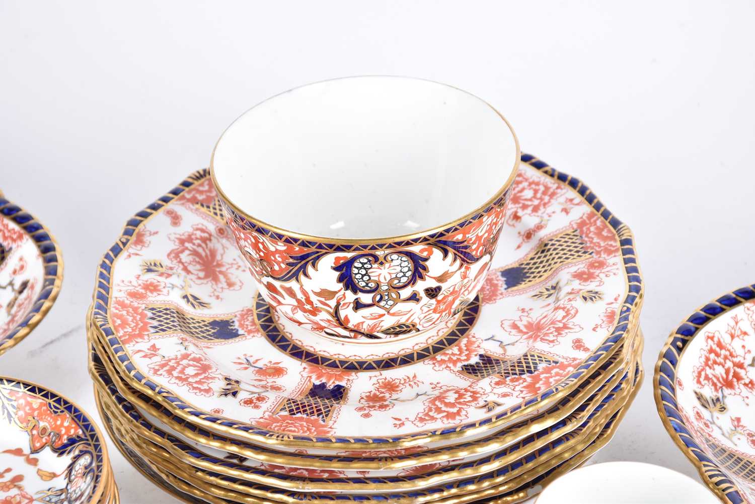 A collection of Royal Crown Derby Imari, comprising a part tea and coffee service, pattern 383, - Bild 2 aus 11