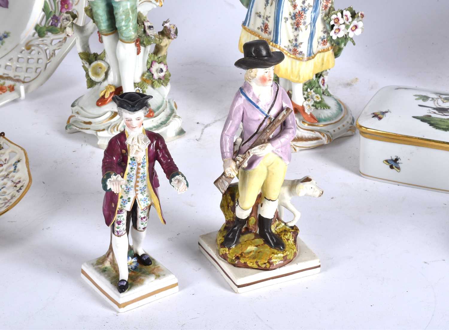 A collection of European porcelain including a pair of 18th-century lady and gallant in colourful - Bild 9 aus 69