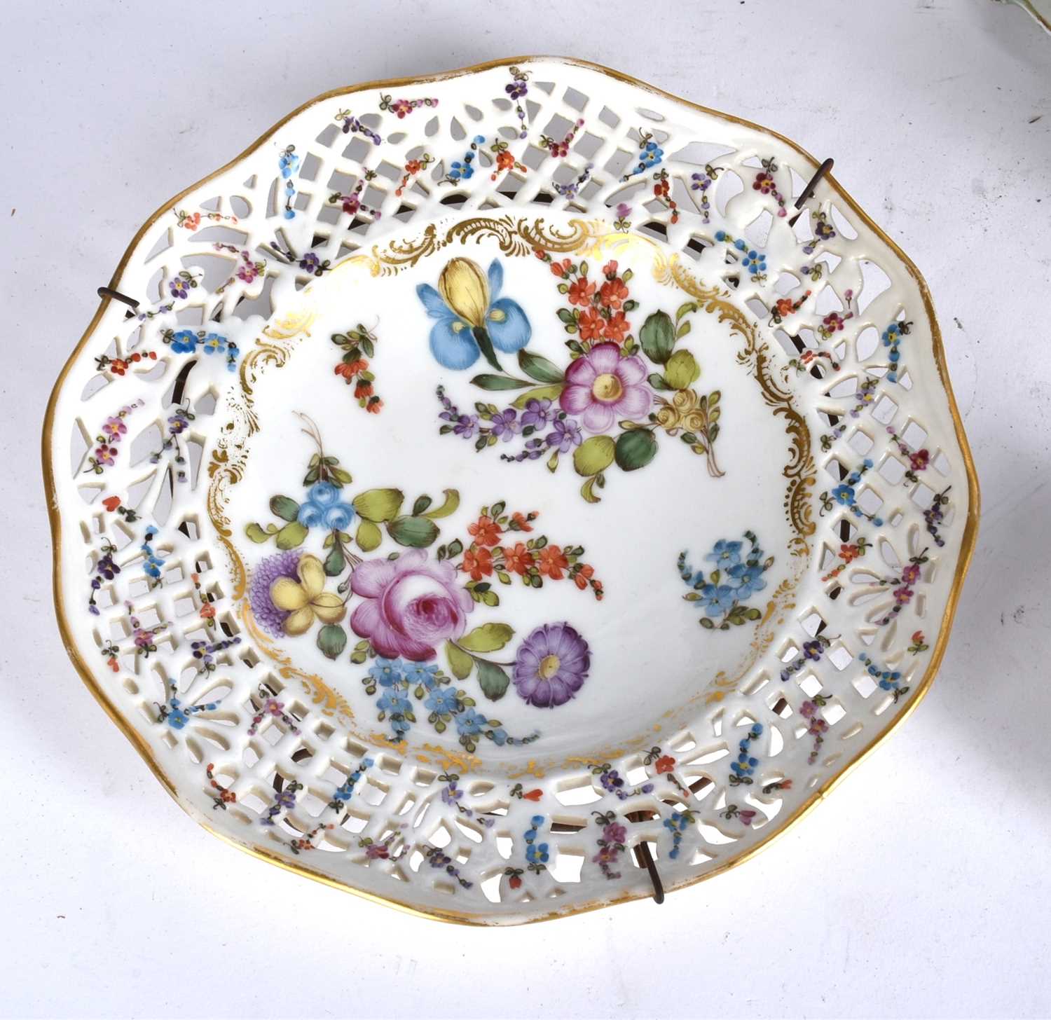 A collection of European porcelain including a pair of 18th-century lady and gallant in colourful - Bild 3 aus 69