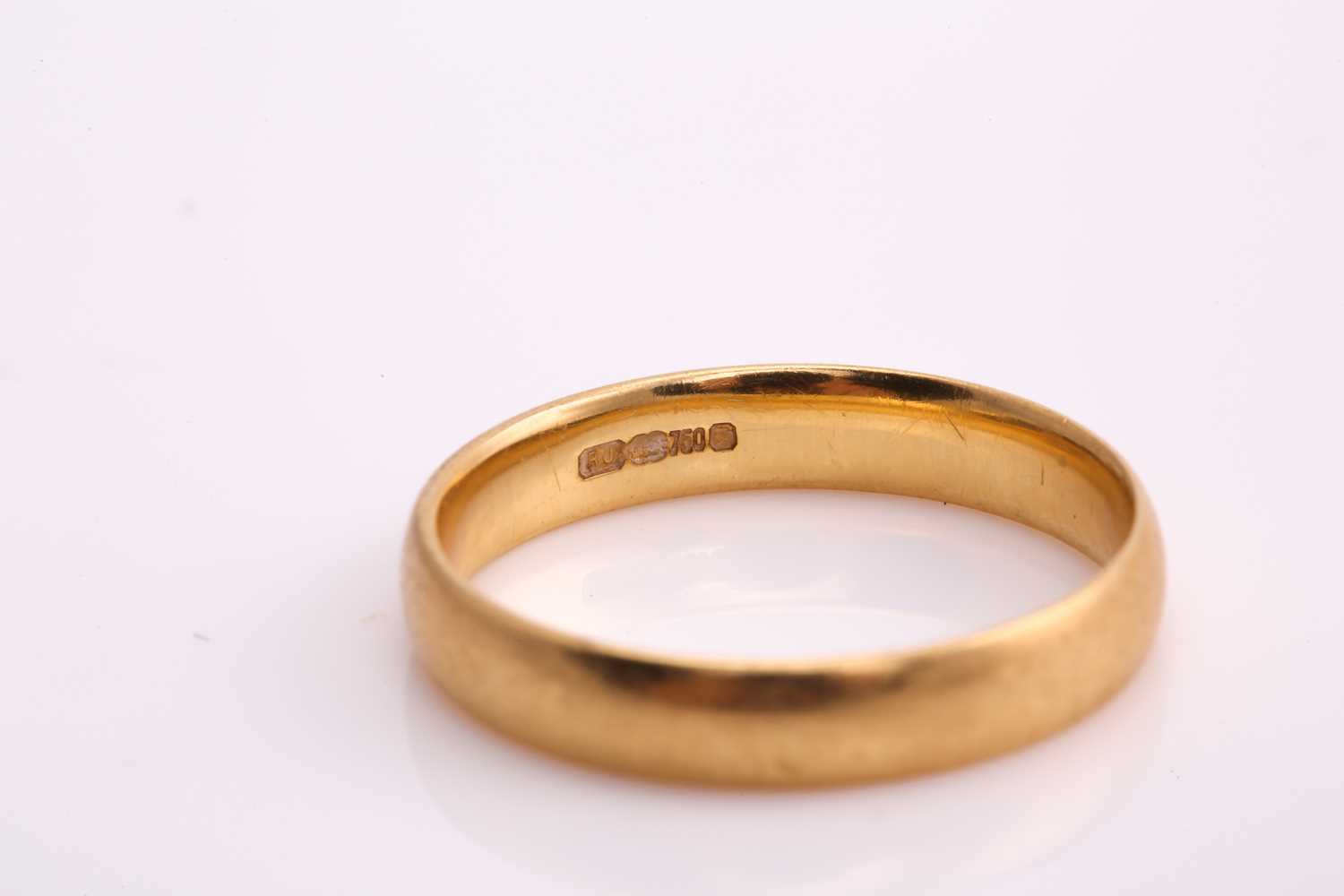 An 18ct yellow gold wedding ring, consisting of a plain D-section band, with convention hallmark 750 - Image 3 of 3