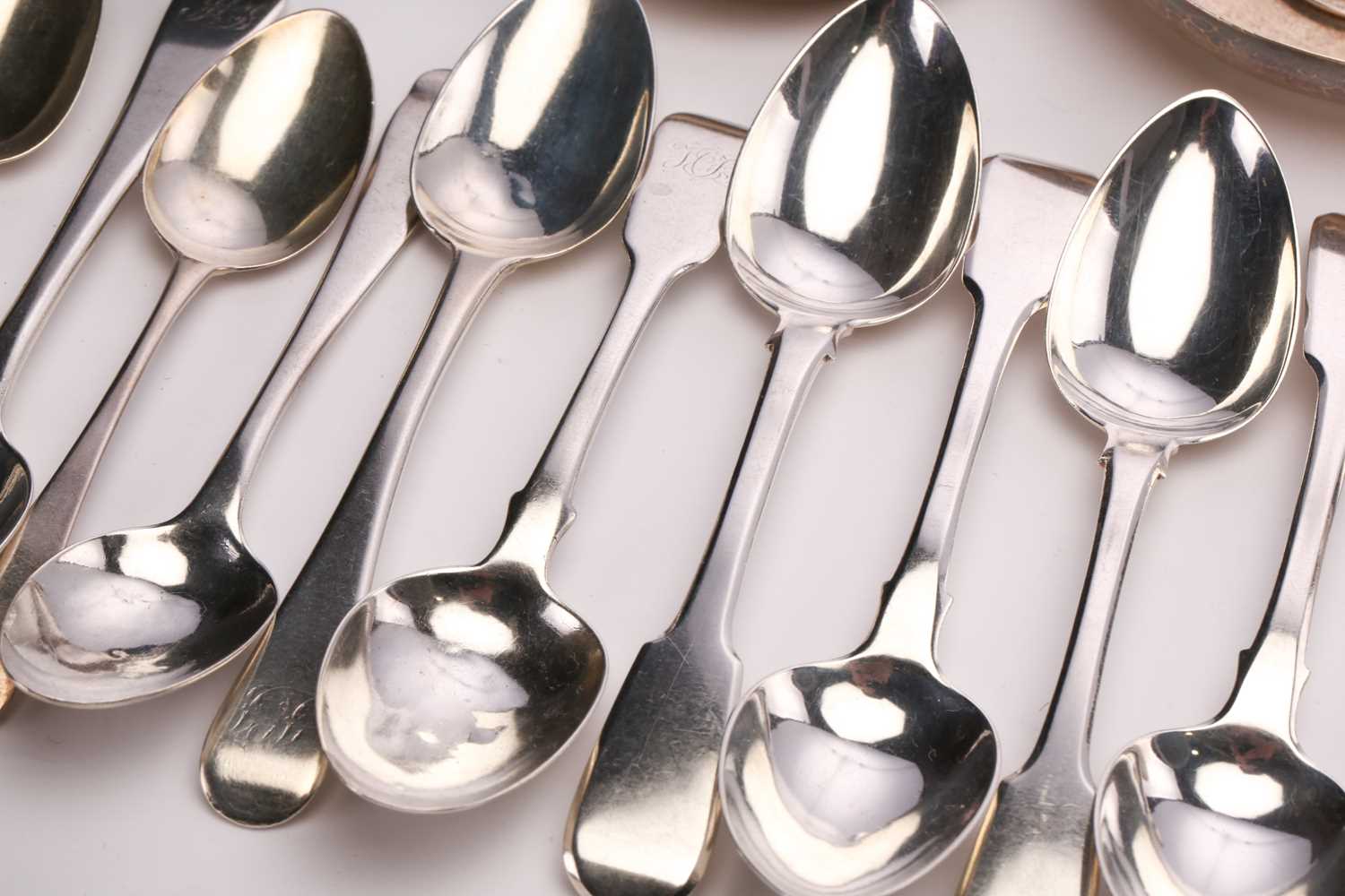 Quantity of Victorian and later teaspoons, Old English pattern and Fiddle pattern, sugar bows, pin - Image 10 of 10