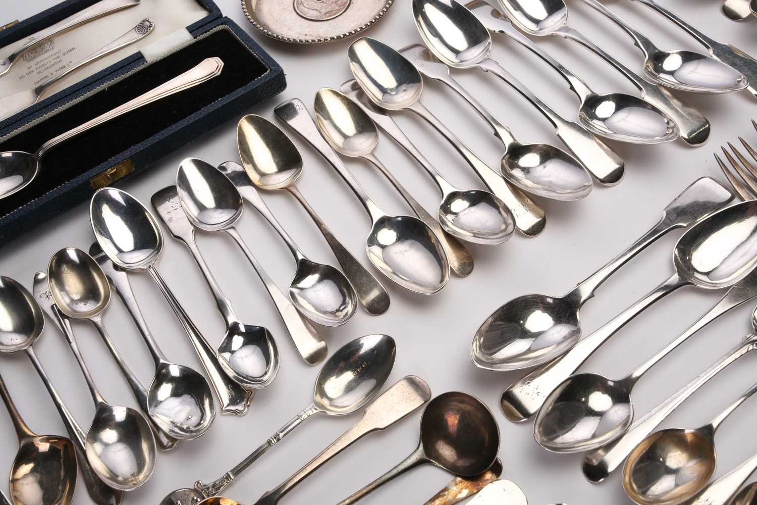 Quantity of Victorian and later teaspoons, Old English pattern and Fiddle pattern, sugar bows, pin - Image 2 of 10