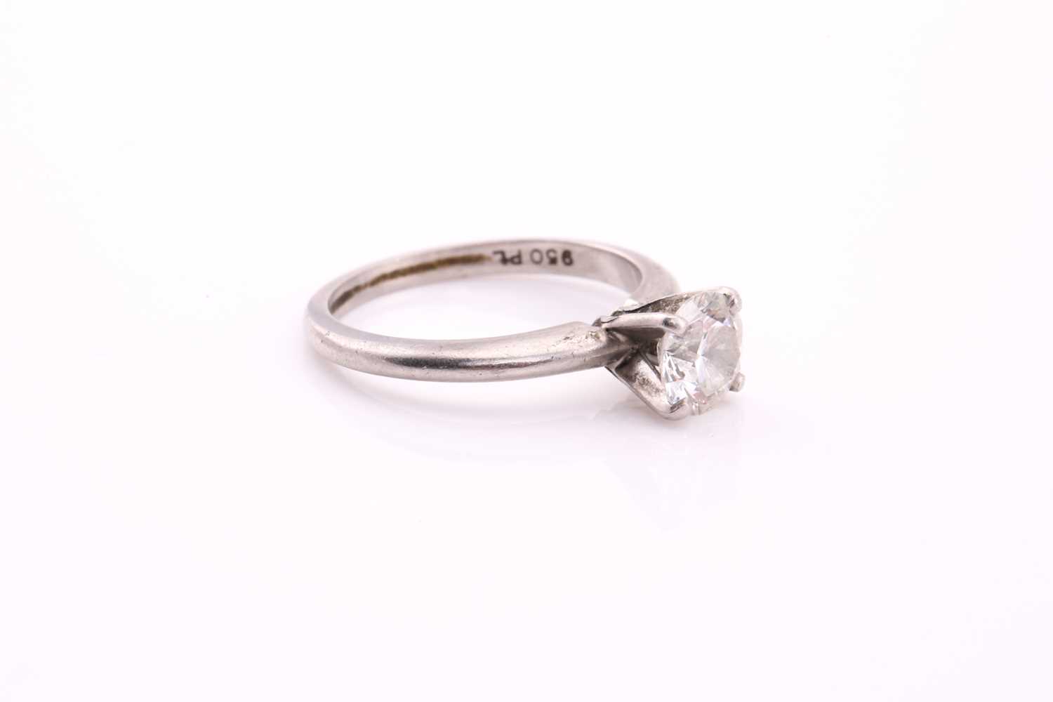 A solitaire diamond ring, the round brilliant cut diamond, approximately 1ct, H, VSI, four claw - Image 4 of 5