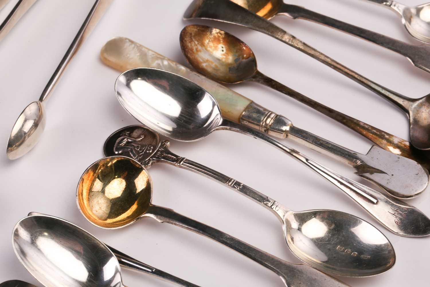 Quantity of Victorian and later teaspoons, Old English pattern and Fiddle pattern, sugar bows, pin - Image 7 of 10
