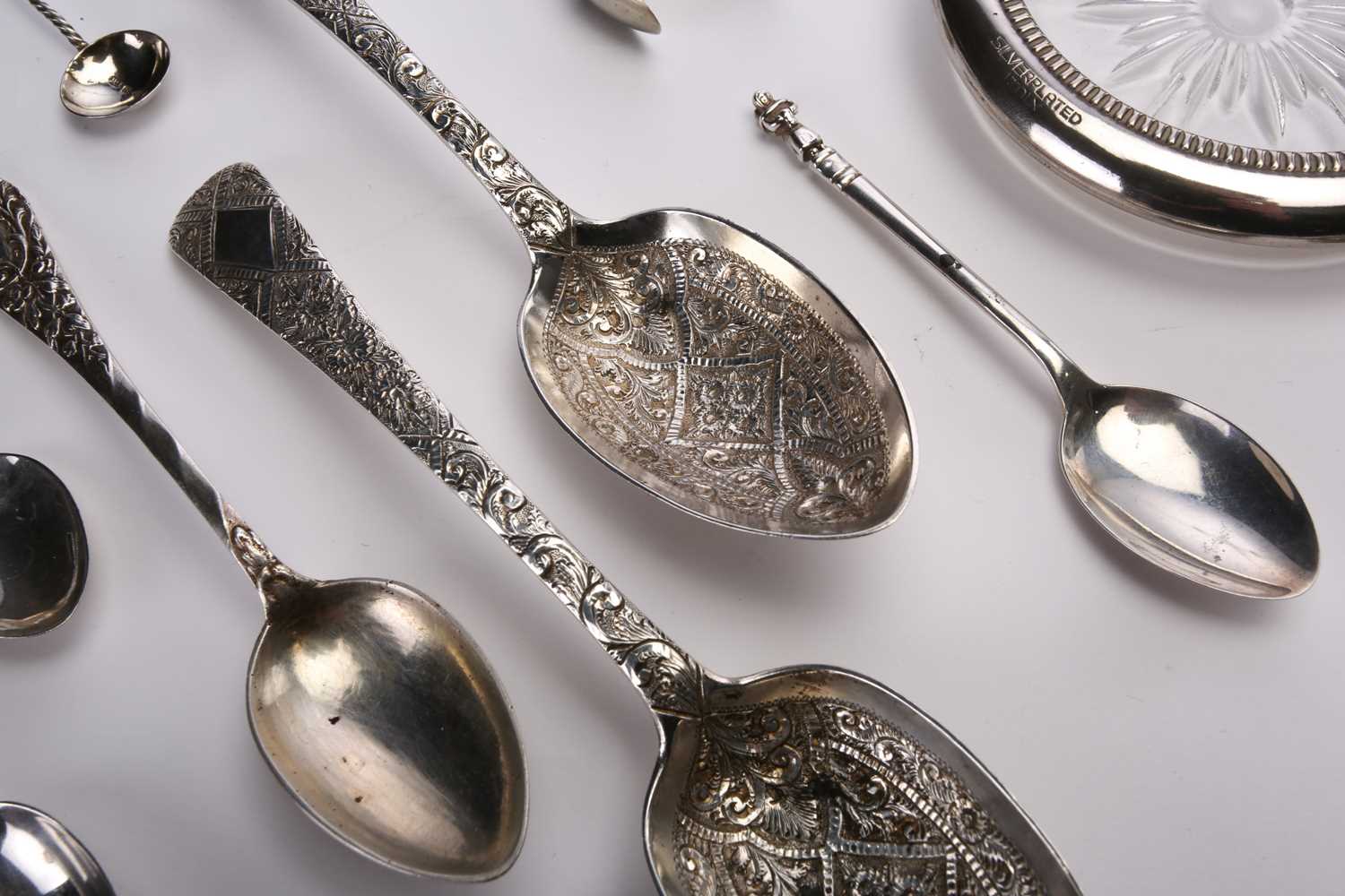 A small collection of silver and plated wares including silver vesta, lady's mesh purse and other - Image 3 of 5