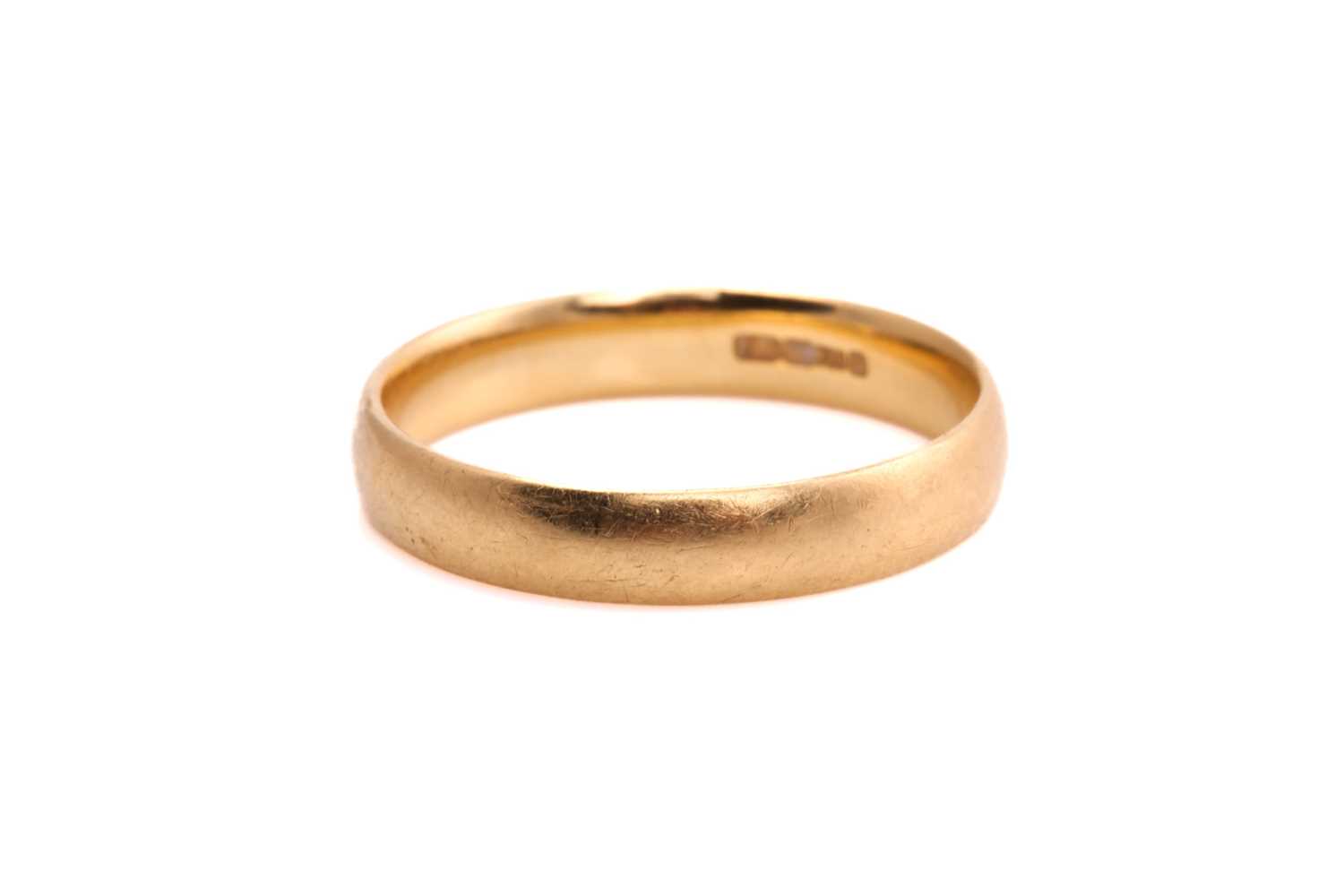 An 18ct yellow gold wedding ring, consisting of a plain D-section band, with convention hallmark 750