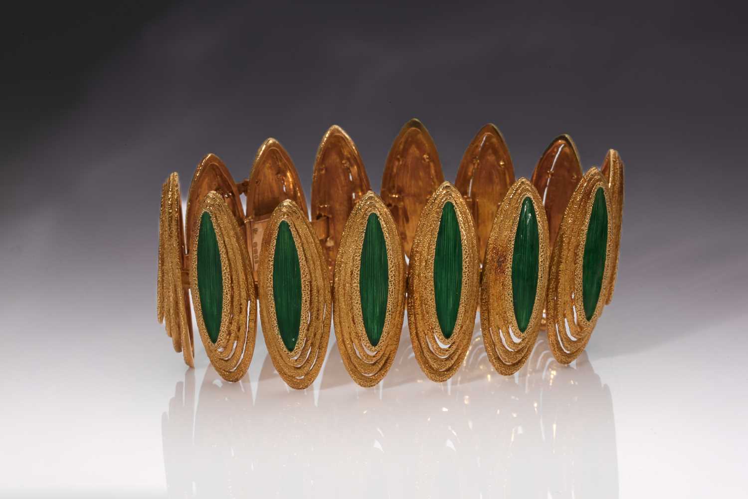 A Kutchinsky enamelled and textured 18ct gold link bracelet, consists of green enamel panels on - Image 7 of 7