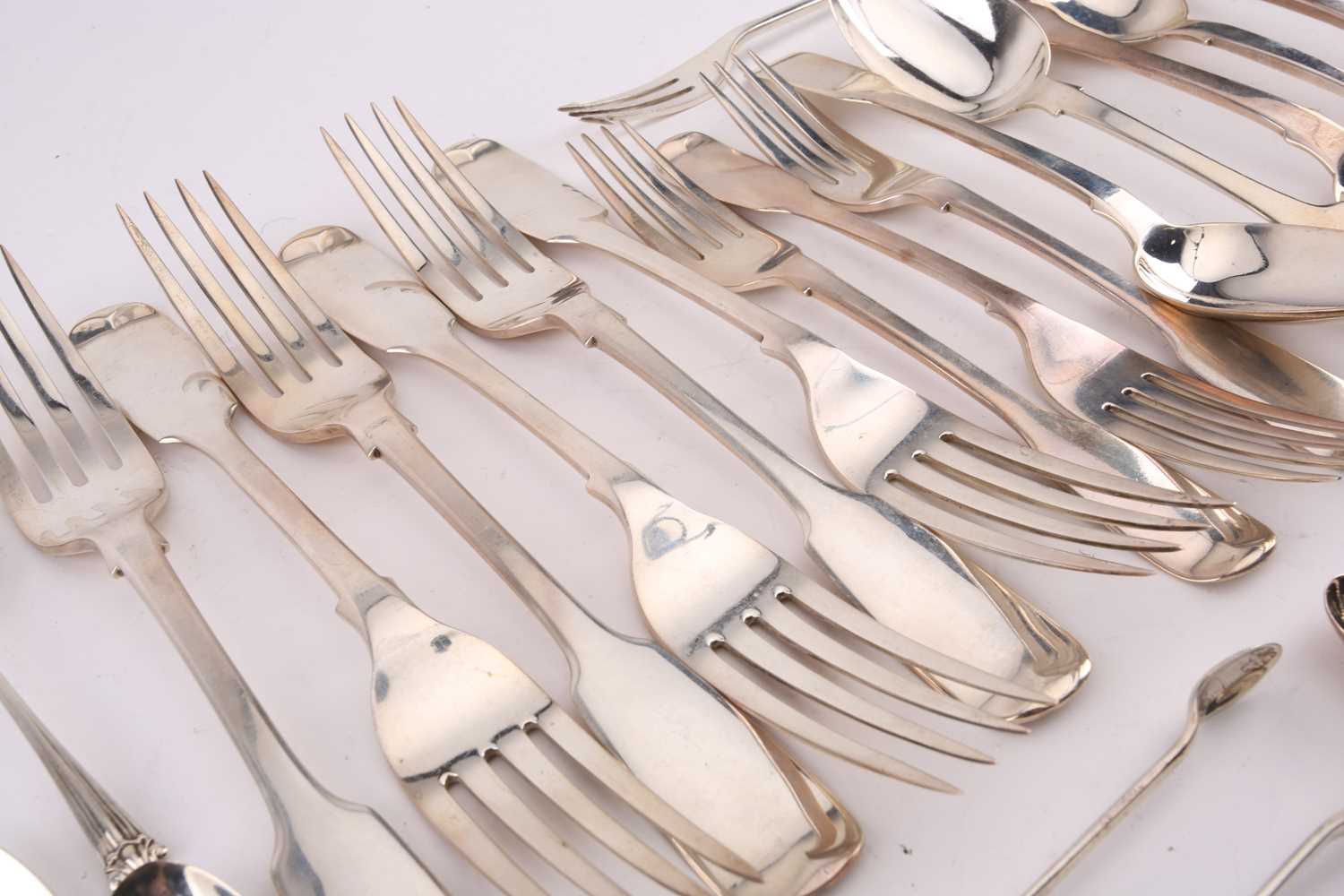 A matched set of six Victorian fiddle pattern silver forks and other silver flatware. A mixed - Image 2 of 4