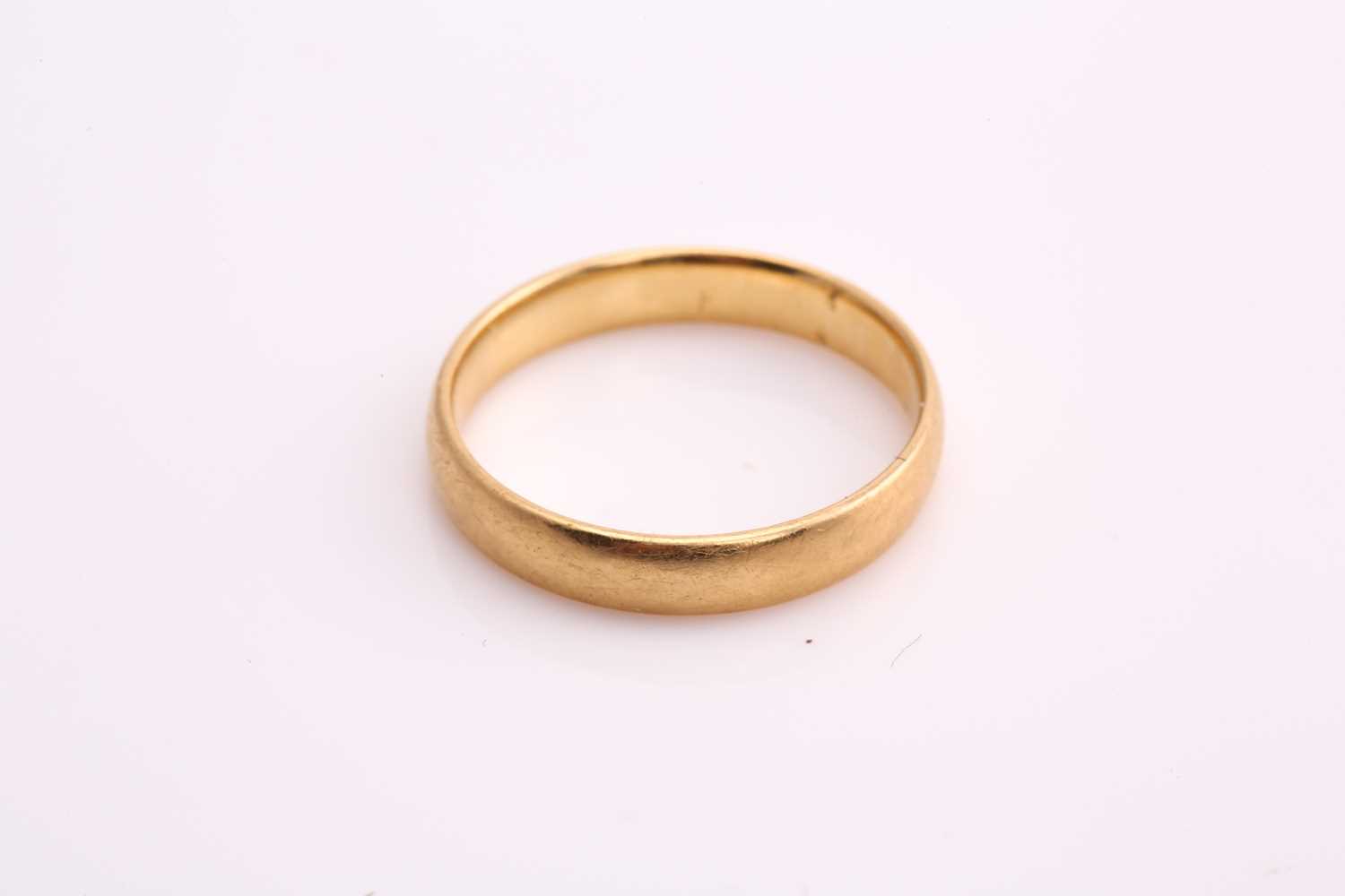 An 18ct yellow gold wedding ring, consisting of a plain D-section band, with convention hallmark 750 - Image 2 of 3