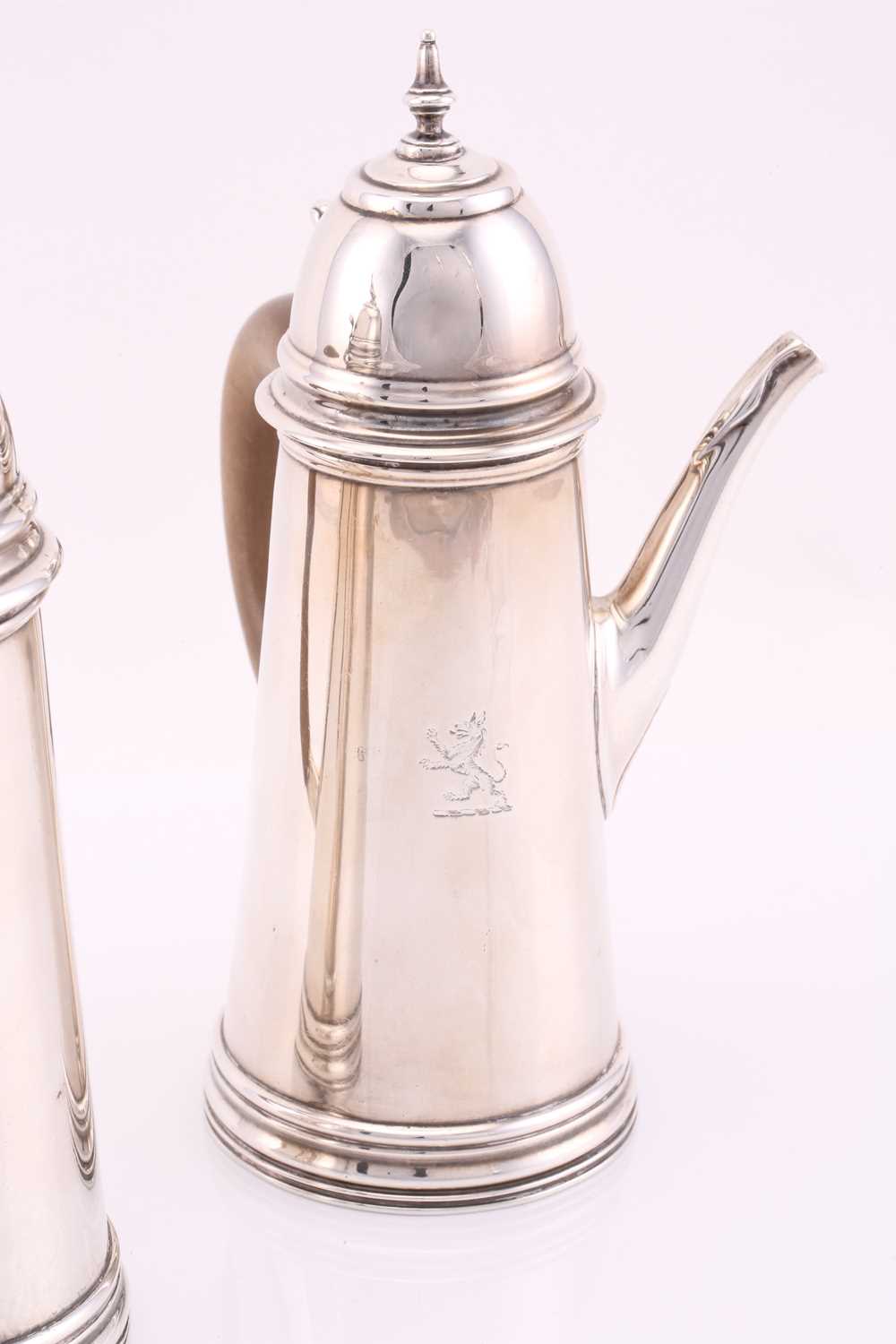 A pair of Queen Anne style silver cafe aut lait pots, London 1910 by William Comyns. Each with - Image 2 of 5